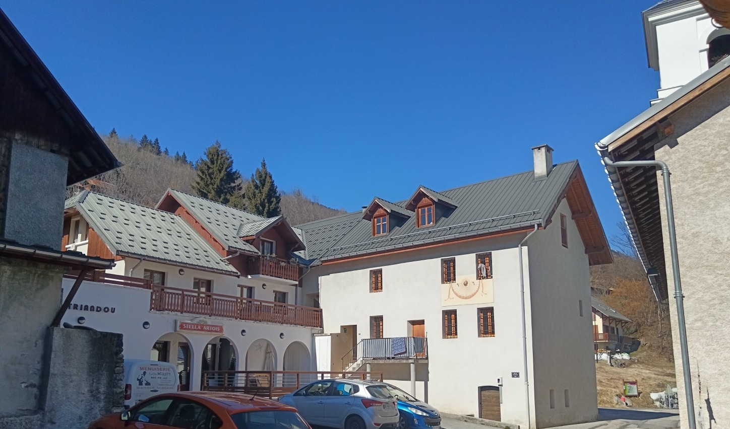 Mise en gestion d’une Auberge et d'appartements-gîtes 
 
La Commune de Saint Alban des Villards (Savoie) lance un appel à candidature pour la gestion et l’exploitation d’un commerce bar restaurant « Auberge le Triandou » et d’appartements-gîtes, sous la forme d’une autorisation d’occupation temporaire du domaine public.

Le bâtiment, regroupant l’auberge et les appartements, bénéficie d’une situation idéale au cœur d’un village de montagne.

Le commerce, entièrement équipé, dispose d’un bar, d’une salle de restaurant de 30 couverts, d’une terrasse et est mis en gestion avec une licence IV. Cette gestion peut convenir à un binôme. Possibilité de logement pour l’exploitant.

Les candidats intéressés sont invités à demander le dossier intégral d’appel à candidature auprès de la mairie par mail à mairie.stalbandesvillards@orange.fr (dossier disponible à compter du  4 septembre 2025). Les réponses à l’appel à candidature seront à déposer avant le vendredi 31 octobre 2025 à 12 heures par voie électronique ou voie postale à Mairie de Saint-Alban-des-Villards 25 route du Bessay Chef-lieu 73130 Saint-Alban-des-Villards.
Pour tout renseignement complémentaire, contact mairie :  04 79 59 44 67.