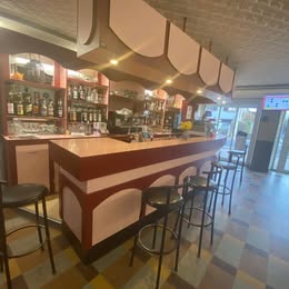 *Présentation : A saisir Fond de Commerce BAR. ***Possibilité d’acheter les Murs*** 
Particulier (PAS DE FRAIS D’AGENCE ET HONORAIRES), affaire familiale depuis plus de 30 ans avec une clientèle locale et fidélisée, avec  peu de concurrence. Vente motivée pour un départ en retraite.
Aux Ancizes-Comps (63770) secteur des Combrailles à 30 minutes de Clermont-Ferrand et de Riom.
Sur un axe très passant au cœur d'une ville touristique, situer à coté de l’entreprise Aubert & Duval 1500 ouvriers et de nombreuses entreprises extérieures.  A deux pas d’un plan d’eau et du viaduc des fades, très fréquenté en période estivale avec beaucoup de groupe de moto et un vélo rail des Combrailles qui permet d’amener une clientèle touristique l’été. 
*Commerce : Les horaires sont 7h30-19h30 sauf le mercredi après-midi et le jeudi toute la journée. Fermé 4 semaines dans l'année. Pas de personnel à reprendre.
Activités BAR, Licence 4 et  FDJ, Amigo, Parions-sport, Loto et jeux grattage. Ce commerce gagnerait en développant la restauration avec des repas ouvriers par exemple ou restauration rapide (burger, pizzas…).
Salle d’une vingtaine de places assises, bar en très bon état avec tout le matériel d’exploitation lié au bar/restauration, avec une grande terrasse et un stationnement gratuit en face et derrière. Equipé de deux grandes caves et beaucoup d’espace de stockage.
*Logement : Surface totale : 190 m2
Surface annexe : 130 m2
 Loyer très attractif au vu de la superficie 522€ TTC. Le logement est composé d’une cuisine équipée et un salon derrière la salle du bar. Et un autre espace cuisine existant avec friteuse, cuisson, froid et lavabo. A l’étage : 3 grandes chambres, une salle de bain et un WC. Un dernier étage, complète le bien avec des travaux possible avec 5 chambres et une salle de bain. 
Chiffre d’affaire 57 k€, en progression constante depuis 3 ans avec un gros potentiel de développement. 
Prix de vente fonds de commerce : 60k€. 
Prix avec murs : à négocier avec le propriétaire.