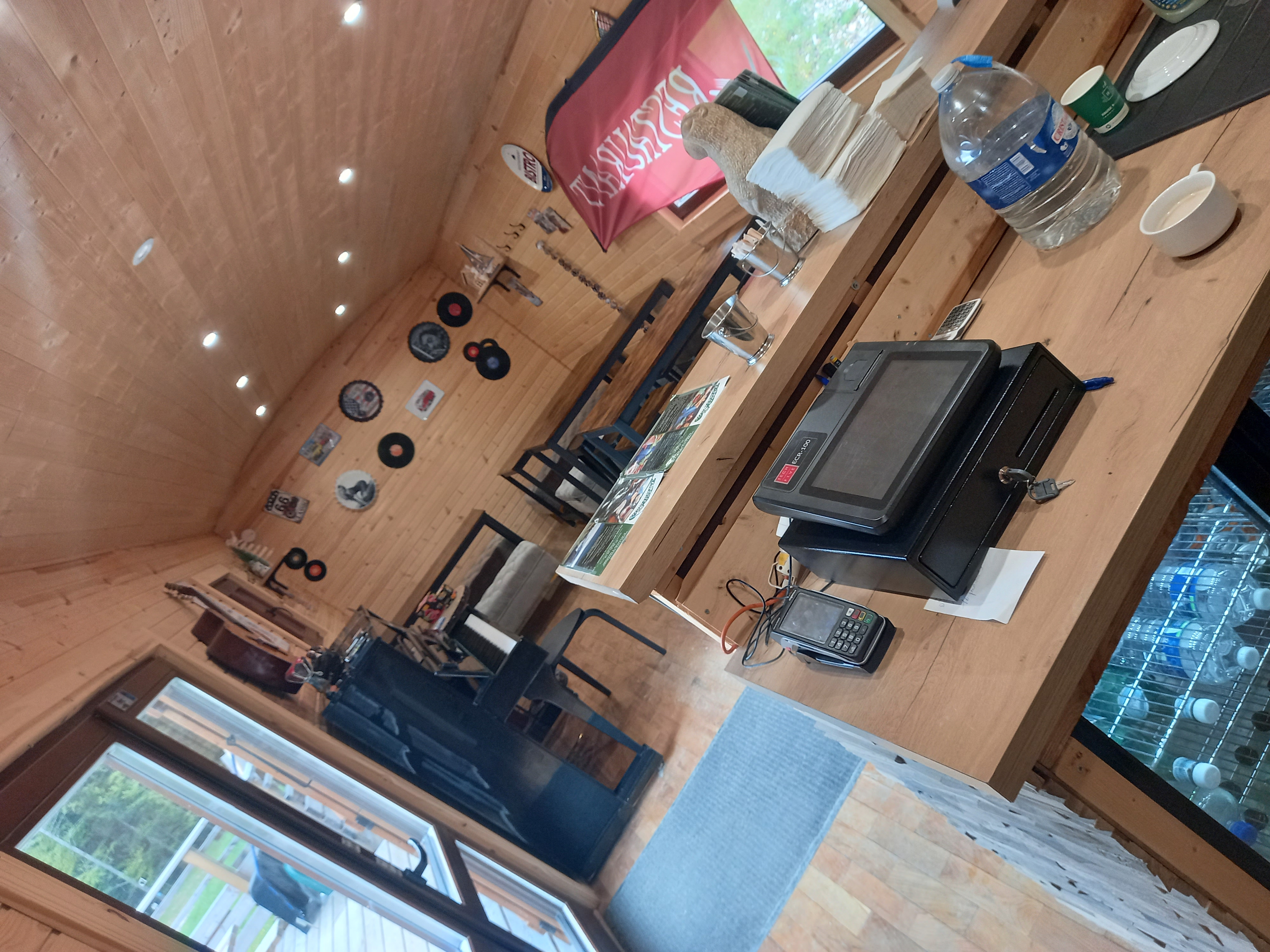 Vous rêvez de tenir un petit restaurant en montagne, pour les randonneurs, les skieurs,les vtts, les soirées anniversaires, contes, bivouac autour du resto.
Ceci est fait pour vous.

Vends roulotte restaurant 33m2  et chalet 12m2, grande terrasse 40m2, exploité 2 ans, vend cause familial.  Neuve. Convention d occupation des sols avec la mairie, petit loyer annuel.
Situé sur le Vercors à 1300m, à 30 min à pied de la station, accès par route forestière au pied du resto en été.  Hiver télésiège à 50m
55000 euros. Possibilité de loger en saison 1 à 2 personnes. Eau électricité....tout équipé table cuisine pro, couverts....pour démarrer demain.
Contact en message privé 
Tyrolienne geante à 30m vtt de descente.
Belle affaire à saisir