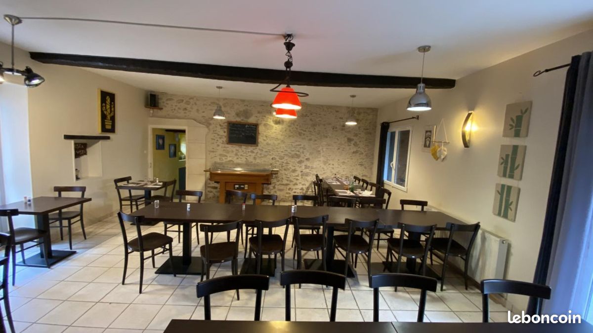 À vendre – Fonds de commerce Bar-Restaurant + activité distributeurs de pizzas

Situé au cœur d’une commune dynamique bénéficiant d’un tissu associatif riche et actif, ce bar-restaurant offre un fort potentiel de développement.
L’établissement dispose de :
- 62 places assises en salle
- 30 places en terrasse
Une surface commerciale d’environ 175 m²
Licence IV incluse
En complément de l’activité principale, trois distributeurs automatiques de pizzas sont implantés sur trois communes distinctes, générant environ 1 000 pizzas vendues par mois, assurant ainsi un revenu additionnel stable et intéressant.

Possibilité d’acquérir les murs comprenant :
- Une maison d’habitation d’environ 140 m²
- 4 chambres

Le chiffre d’affaires annuel se situe entre 180 000 € et 200 000 € sur les trois dernières années.
Un fort potentiel de progression est identifié, notamment via une optimisation des horaires d’ouverture et le développement de nouvelles offres.

Une belle opportunité pour un professionnel souhaitant exploiter et développer une activité polyvalente avec revenus complémentaires.