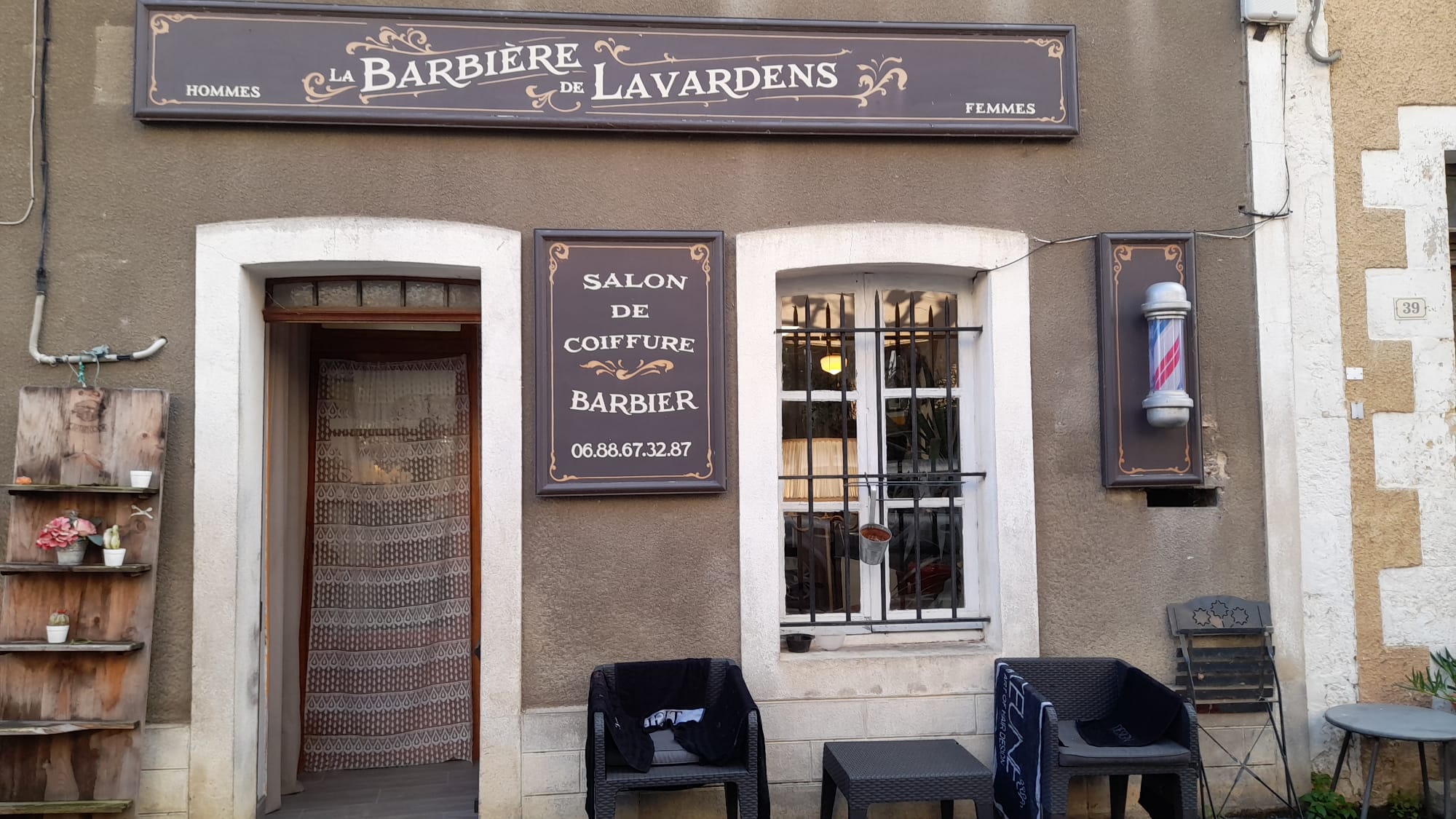 Charmant petit salon de coiffure / barbier athypique dans le gers . 
Idéale pour changement de vie . 
A Lavardens , village classé , situé à 16klm de Auch (préfecture). Quatrième village le plus visité grâce à son château. Village dynamique (marché de nuit juillet août,  rassemblement voiture de collection, exposition château etc)
Affaire à très fort potentiel à développer. 
Plusieurs reportage ( fr3 , échappée belle , journaux,  première concours internationalde Montpellier etc ..)
Ouvert 4 jours par semaine ( je suis une maman célibataire !!)
Bail commercial appartenant à la mairie ( ancienne poste ), très petit loyer 160€ / mensuel. 
Entièrement équipé. 
Très bonne clientèle et fidèle. 
Je vends à regret pour un changement radical de vie (étranger).
Si intéresser , venez visiter notre jolie région et on en discute. 
La barbiere de lavardens