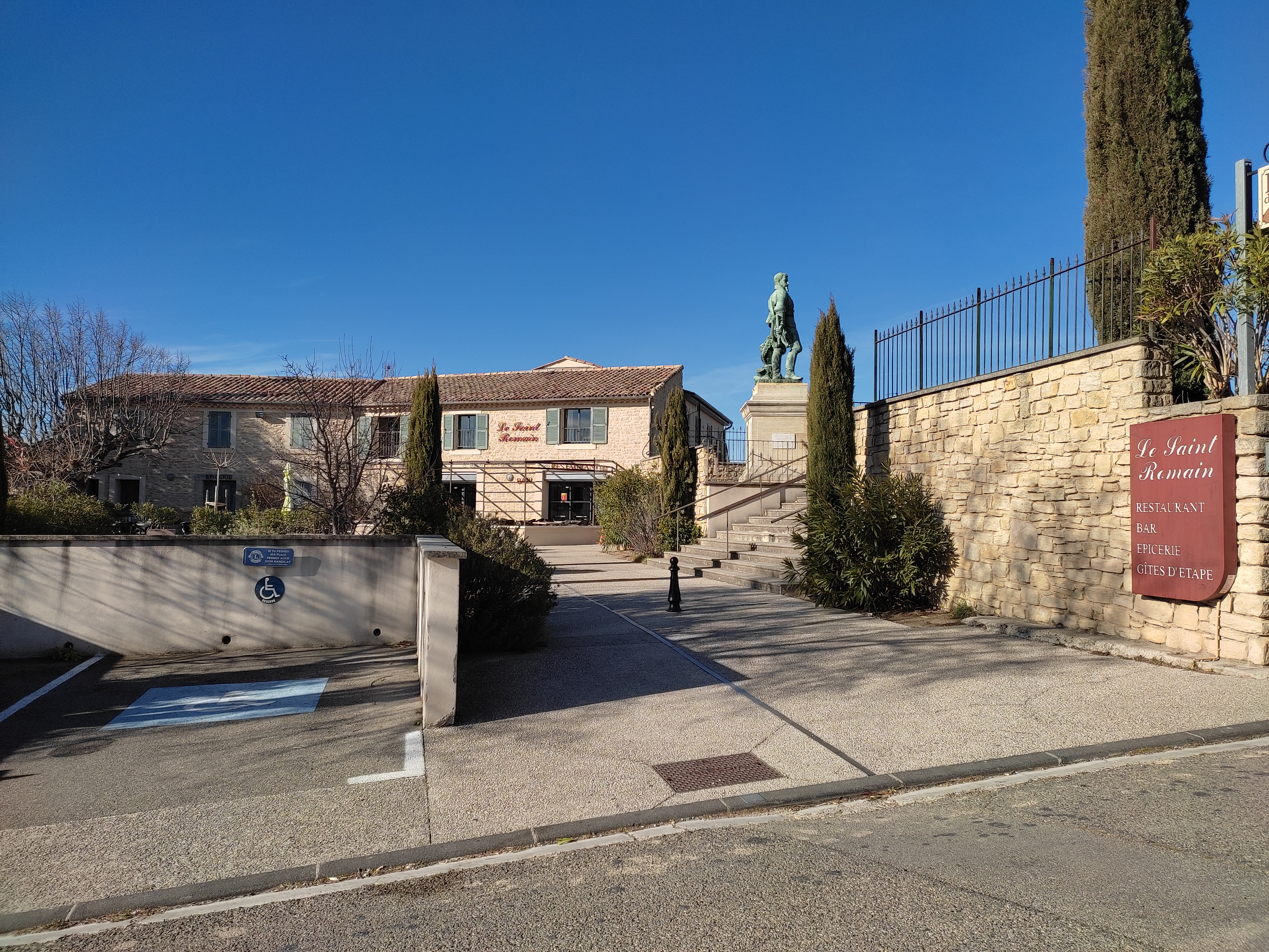 Crillon-Le-Brave 84410 Cherche son futur(e) exploitant(e) !

Envie de créer un lieu convivial au cœur d’un village pittoresque ? La commune de Crillon-Le-Brave (84), charmant village de caractère au cœur du Vaucluse, lance une consultation pour l’exploitation d’un bar-restaurant multiservice, gîtes d’étape, avec animations, sous forme de concession de délégation de service public. L’ouverture est prévue en décembre 2026. Les candidats intéressés sont invités à télécharger le dossier de consultation en ligne.
L’établissement, qui appartient au domaine public communal, est situé 46 rue du Capitaine Crillon, lieudit Camp de l’Arbonne, à CRILLON (84).

Les locaux comprennent :
 
•	Rez-de-chaussée (~285 m²) : chambre PMR avec salle de bain, réserve, salle bar avec comptoir, salle de restauration, cuisine et réserve, sanitaires ;
 
•	Sous-sol (~30 m²) : réserve et cave ;
 
•	Étage (~270 m²) : logement T2 (~35 m²) pour clientèle, ensemble gîte d’étape (~100 m²) avec 3 chambres et salon d’accueil à équiper ;
 
•	Extérieur : terrasses EST et OUEST (~150 m²) vues panoramiques, local rangement sous terrasse OUEST, station de réparation vélos en libre-service dont la maintenance technique est organisée par la Commune.

La Commune propose de mettre également à disposition, par contrat séparé, un logement T4 pour l’exploitant et sa famille avec conditions de loyer préférentiel pour faciliter l’exploitation.
 
Équipements fournis en grande partie par la Commune.
 
Projet sous le label Bistrot de Pays souhaité.
 
 Candidatures jusqu’au 18 septembre 2026 à 12h.

Dossier complet et infos sur le profil acheteur : www.synapse-entreprises.com et sur le BOAMP.