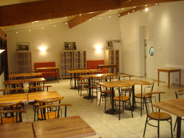 bar restaurant libre sans reprise de FDC. Loyer 600 € HT comprenant la licence IV
prévoir achat matériel
possibilité Multi Services
70 couverts en salle et 20 au bar
terrasse de 70 couverts
la commune vient de construire une annexe de 30 m2 en réserve et l'installation d'un sanitaire pour le personnel de service
les photos ci-contre sont celles de l'inauguration de 2018, elles démontrent le potentiel.
nous sommes une commune rurale, touristique de 168 h bordée par la Rivière Sioule en catégorie 1. Un camping privé ainsi que deux Sté de locations de canoës ,kayaks.