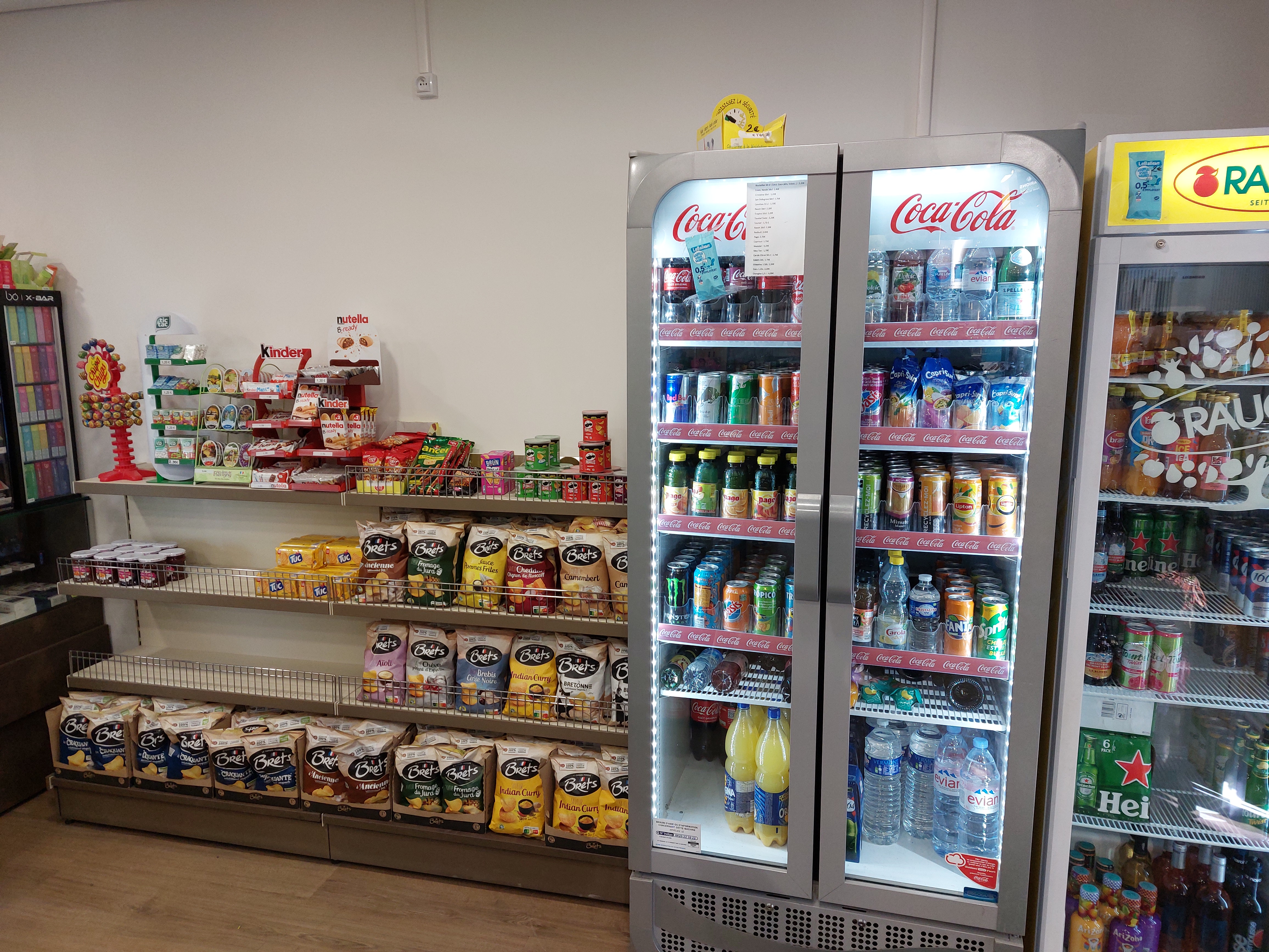Pour cause de mutation géographique, cède fonds de commerce de bar tabac dans le centre d'Annecy. Cumul de 160kEuros de commissions nettes à l'année (Tabac/ loto/ PMU) et près de 280kEuros de CA sur tout le bar et le taxable. EBE reconstitué de plus de 200kEuros.
Affaire complètement refaite à neuf. Sur axe très passant. Parking. Établissement d'une surface de 76m2, avec climatisation réversible. Places assises en extérieur et en intérieur.
Ouvert 6 jours/7.
5 semaines de fermeture/an, 2 employés en CDI.
Belle affaire qui peut encore être développée. Grosse demande de snacking et pizzas.
Loyer de 1 600 HC/ mois.
Affaire rare à la vente - A visiter absolument