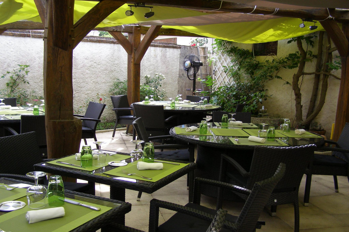 À vendre auberge typiquement solognote, 10 chambres rénovées  et aux normes, 2 étoiles, dont 6 chambres climatisées, avec toute un charme différent. Restaurant  35 places , belle terrasse de 45 couverts, mobilier neuf, parking privatisé et  clos . L'auberge se situe à quelques km de romorantin Et de salbris, sortie autoroute À 71, Et à 50 km de tours , blois Et orleans . L'auberge se situe dans un joli village avec, coiffeur magasin alimentation, pharmacie, bureaux tac, journaux  Et à 50 mètres du très beau château de la ferte imbault