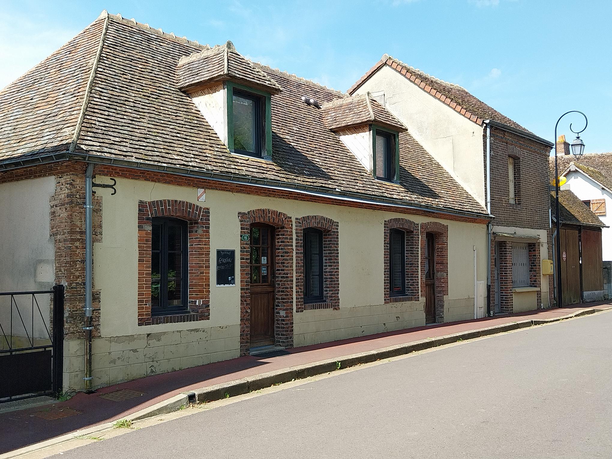 Restaurant avec Licence IV appartenant à la Commune, 
situé en centre bourg, au coeur du Perche
Composé de :
- 3 salles - 48 couverts
- Terrasse couverte - 26 couverts
- Logement à l'étage
- Point Poste
Activité à développer : petits déjeuners pour les nombreux gîtes alentours