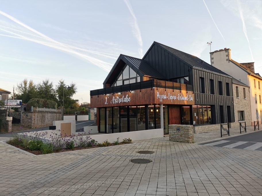Commune rurale dynamique de 1100h, proche de Paimpol en Côtes-d'Armor recherche un exploitant pour restauration, bar, crêperie, pizzéria.
La partie immeuble est propriété de la commune de Quemper-Guézennec.
Le fonds de commerce, limité à la clientèle, est propriété des exploitants actuels.

Partie commerce :
- Capacité intérieure du commerce : environ 40 couverts avec cuisine semi ouverte
- Belle terrasse extérieure munie d'un parasol
- Grand parking attenant (plus de 70 places)
- Proximité immédiate de la salle polyvalente.

Logement : 
- La partie privative est située à l'étage
- Le logement comprend 3 chambres, une cuisine séjour, une véranda et une terrasse extérieure.

Conditions de location particulièrement attractives.

Le centre bourg de Quemper-Guézennec, est particulièrement attractif, notamment en raison de ses aménagements et de ses commerces dont une supérette, un salon de coiffure, un restaurant bar. Il faut ajouter, l'ouverture prochaine d'un commerce pluriactivités. 
A proximité immédiate du bourg, un espace sport et loisirs permet de s'adonner au fitness, au tennis, aux sports d'un city park. L'aménagement autour d'un terrain de football est complété par un parcours de santé, un skate park, une tyrolienne, un terrain bicross, des allées de boules, des espaces détentes et des jeux pour enfants.
Actuellement en cours de construction, deux terrains de padel couverts complétés par un club house.