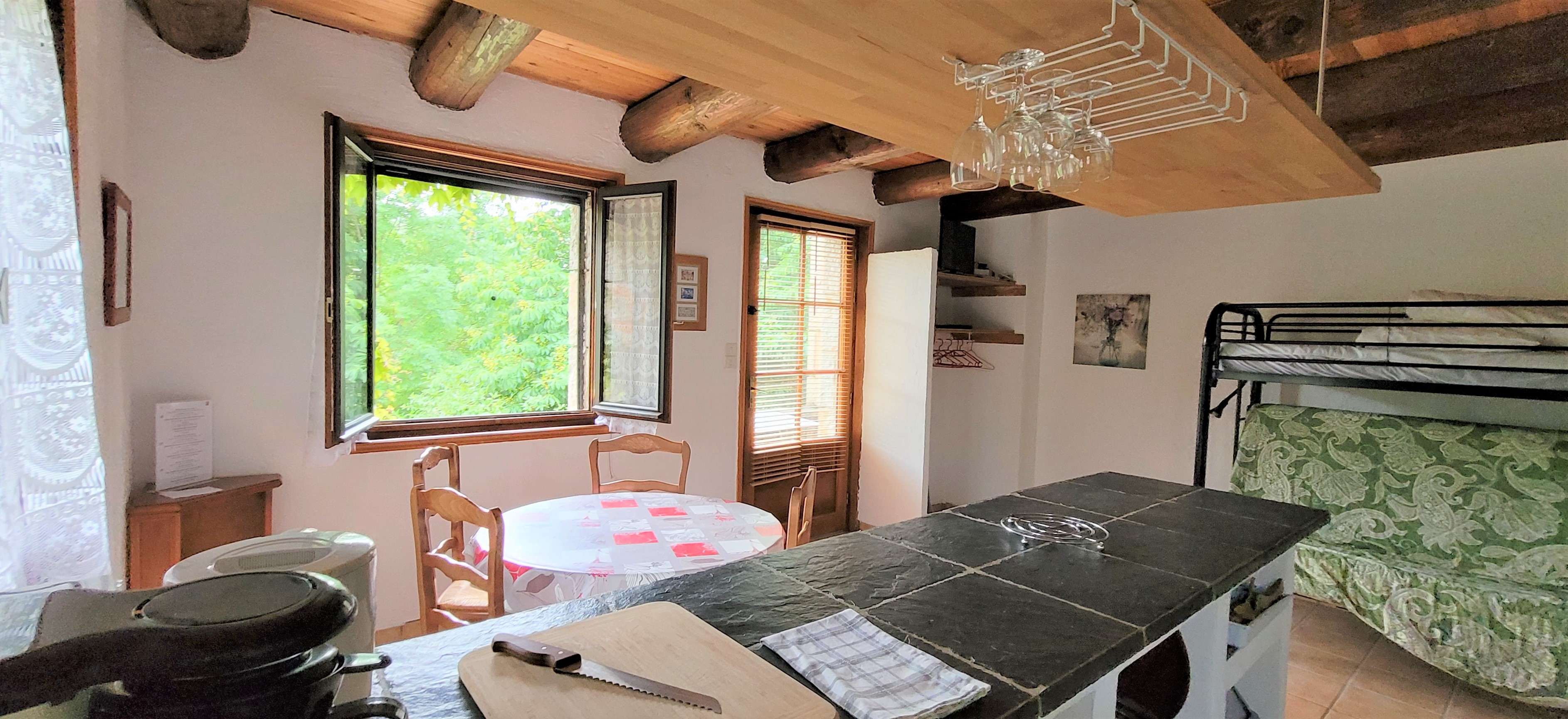 À céder, en Lozère, sur le Causse Méjean, une grande bâtisse composée de 5 chambres d’hôtes, d’un gîte de séjour et d’un logement privé de 100m². Cet établissement se situe aux portes des Gorges du Tarn, à plus de 800 mètres d’altitude. 
Les divers GR à proximité permettent d’accueillir de mars à novembre, de nombreux randonneurs à pied, avec ânes ou chevaux, ainsi que des cyclistes.
C’est dans ce lieu calme et paisible que les vacanciers aiment venir se détendre et se relaxer, tout en appréciant les nombreux atouts touristiques : implanté dans le Parc National des Cévennes (Causses-Gorges), détenteur du label RICE (Réserve internationale de ciel étoilé), brame du cerf, brebis et bergeries, vol des vautours sont littéralement à portée de main. 
La table d’hôtes propose des produits du terroir cuisinés maison. 
Les chambres d’hôtes permettent de recevoir 15 personnes. Le gîte, classé deux étoiles peut accueillir 4 personnes grâce à sa superficie de 30m². 
L’affaire est toujours en activité. Le propriétaire poursuit les embellissements et aménagements réguliers, tout en consolidant ses partenariats, notamment avec des opérateurs spécialisés dans la randonnée. La bâtisse en pierre calcaire, typique du Causse comprend un hall d’accueil, une salle à manger de 50m², une cuisine semi-professionnelle de 20m², 5 chambres d’hôtes, une chambre d’ami, un gîte de séjour et un logement privé composé d’un séjour avec insert de cheminée, deux chambres, une salle de bain, une buanderie et des combles (non aménageables). 
Le terrain arboré de 5 000m² permet d’accueillir des ânes et/ ou des chevaux – label Accueil équestre Lozère. Il offre également un espace de stationnement pour les véhicules, ainsi qu’un cabanon dédié aux vélos et un carport pour les motos - labellisé Accueil Moto Lozère. Ce vaste terrain donne l’occasion de prendre le temps d’admirer le coucher de soleil devant ce bel édifice.

Accompagnement possible par le propriétaire lors de la reprise.

Vente de l’ensemble (fonds de commerce, murs et terrain) : 495 000 €