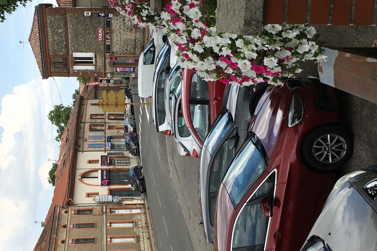 A Caraman (30mn de Toulouse) au c?ur du Lauragais
Commerce 60m² climatisé, vidéo surveillance, alarme,2 caisses
Cave avec réserve tabac de 55m²,sécurisée

Ouvert tous les jours
6H30-12H30   15H30-19H30
Dimanche 8H30-13H30

CA (2020) : 572K EUR
Dont commissions Tabac 159 000 EUR
FDJ 19000 EUR
Presse 12 000 EUR
PMU 1 800 EUR
 + CA 2019 BAR 102 K EUR (pas de ca 2020/2021 cause Covid)
Ensemble tenu en couple plus un mi-temps, avec bail commercial neuf
Appartement de 110m² situé a l'étage comprenant une cuisine équipée,un salon salle a manger,3 chambres, salle d'eau WC séparé, climatisation

Loyer: commerce+cave+appartement : 1 800 EUR

Prix de vente 390 000 euros