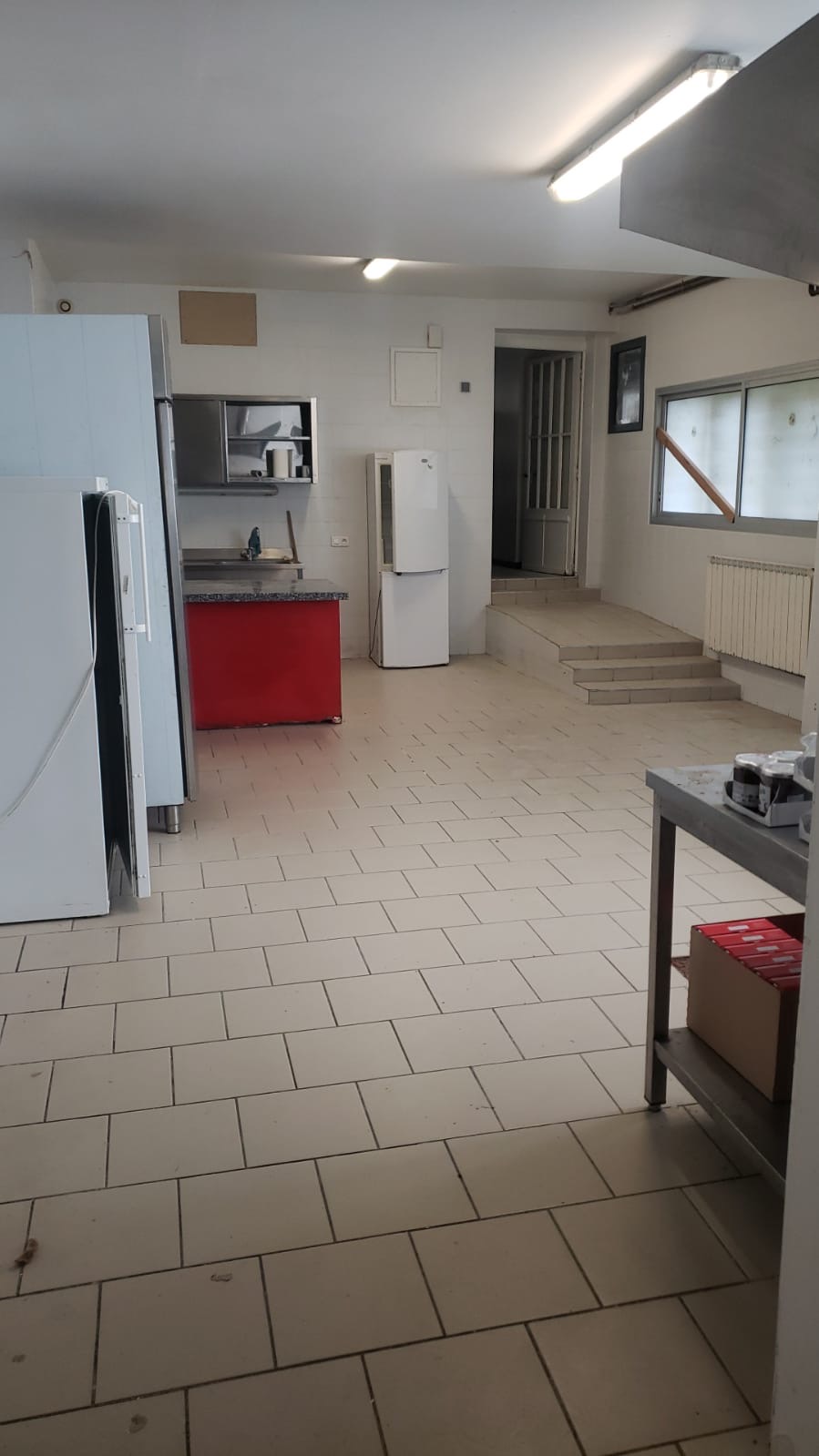 Commune de 600 habitants, dynamique, avec écoles, services, situé sur un axe passant, dans centre-bourg rénové, cherche gérants pour reprendre la boulangerie - pâtisserie.

Cette activité a été enracinée pendant des décennies. Au départ à la retraite du boulanger en décembre 2014, celui-ci n'ayant pas cherché de repreneurs, la commune a racheté le bâtiment et le matériel en 2018.

Après une unique expérience soldée par un échec relationnel entre le cadre de vie rural et le profil des gérants, la commune a mis en sommeil cette activité.

Désormais, à l'heure d'une reprise imminente du bar restaurant et du tabac-presse / épicerie,  nous souhaitons vivement une nouvelle activité de boulangerie - pâtisserie.

Le labo est neuf : refait en 2013, à la suite d'un incendie, soit un an avant le départ en retraite. Le matériel a ainsi très peu servi. La partie magasin est neuve, refaite et mise aux normes par la commune récemment. Une distributeur de baguettes acheté par la commune, dans un local mitoyen à la boulangerie, tout neuf, est également présent et ouvert 24h/24 7J/7.

Le logement à l'étage est actuellement occupé. Des facilités de logement sont toutefois possibles.

L'avantage de la formule proposée ? Un investissement à faire quasi nul et un loyer modeste pouvant séduire de nombreux profils. Le loyer est en effet proposé au prix attractif de 350 €uros HT. La partie magasin fait 40 m2 environ et la partie labo 160 m2. Des aides publiques sont possible pour tout changement de matériel ou complément à effectuer selon les souhaits. 

Venez redonner vie à ce lieu qui fut longtemps emblématique dans la commune et sur le territoire. Axe passant : 2500 à 3500 véhicules par jour, bassin de vie de 2500 habitants environ, 5 communes alentours viennent dans nos écoles ici. A l'échelle du territoire, et des communes limitrophes ne possédant aucun commerce et service public, nous incarnons une centralité intéressante pour l'attractivité des commerces.

A saisir, beau potentiel !