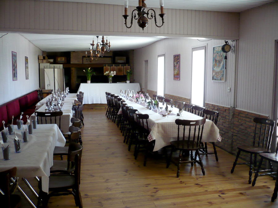 POUR CAUSE DE RETRAITE, VENDS: MURS ET LOCAL COMMERCIAL COMPRENANT:
Café-restaurant et salle de réception avec cuisine pro
Logement 1er étage: appartement  70m² 2 chambres, salle de douche, cuisine équipée, salon
Logement 2ème étage: Studio d'environ 30m²