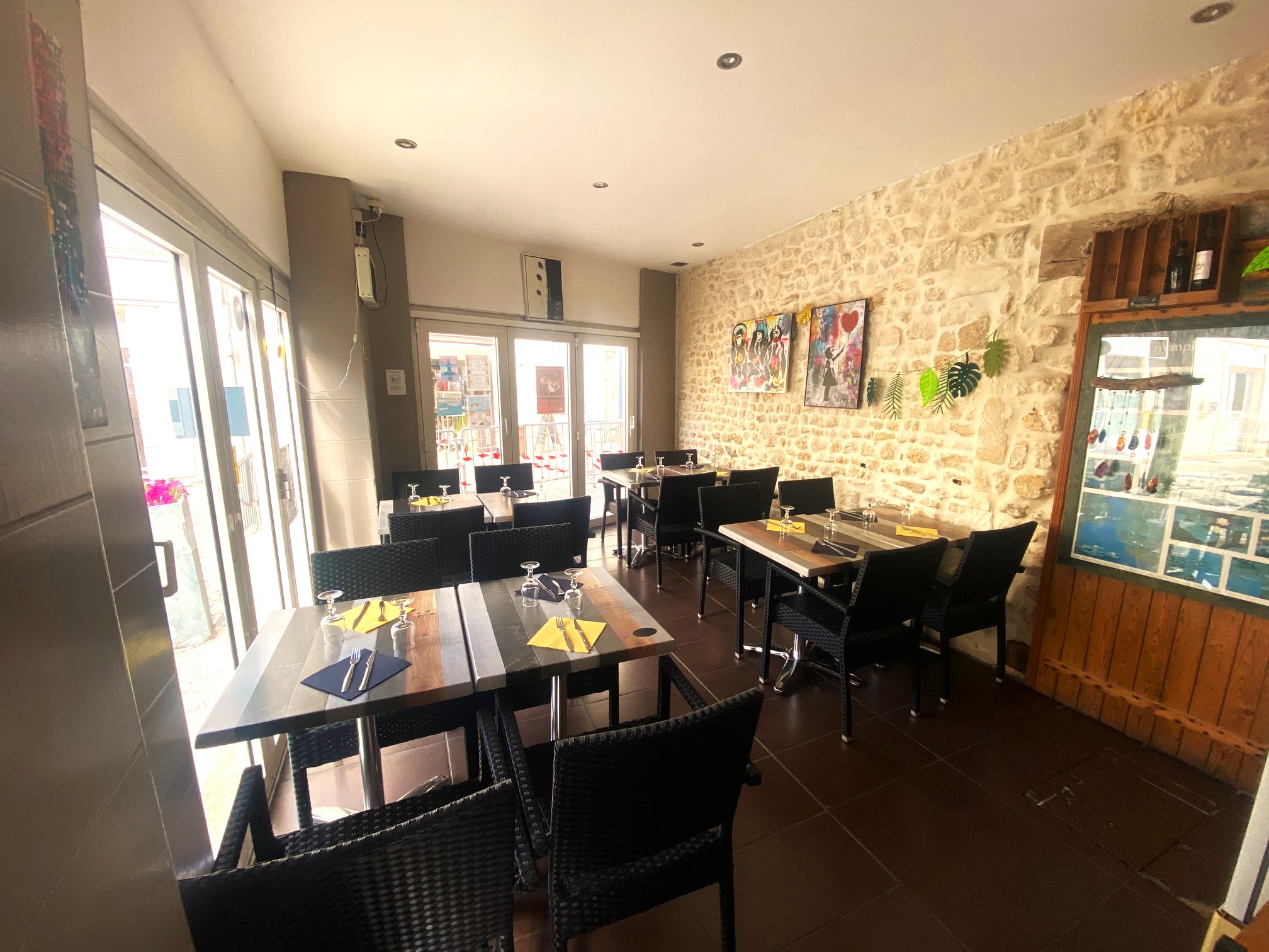 Urgent, cause santé, cède fond de commerce restaurant Crêperie en plein centre de la cité ostréicole de Marennes.

Idéal pour une exploitation saisonnière voire à l‘année pour un exploitant individuel ou un couple.

Situation au cœur du centre ville, à côté du marché couvert, qui bénéficie de la politique de redynamisation du centre ville (ouverture d’un bar d’ambiance très complémentaire à côté).

Le restaurant comprend une salle et deux terrasses sur une rue fermée à la circulation et possède la licence Grande Restauration avec droit de vente d’alcool à emporter.

Le fond de commerce inclut l’équipement complet pour l‘exploitation.

Le bail inclut un logement de 3 pièces situé au dessus du restaurant avec cuisine équipée.

Excellente notation Google (4,7 / 5).