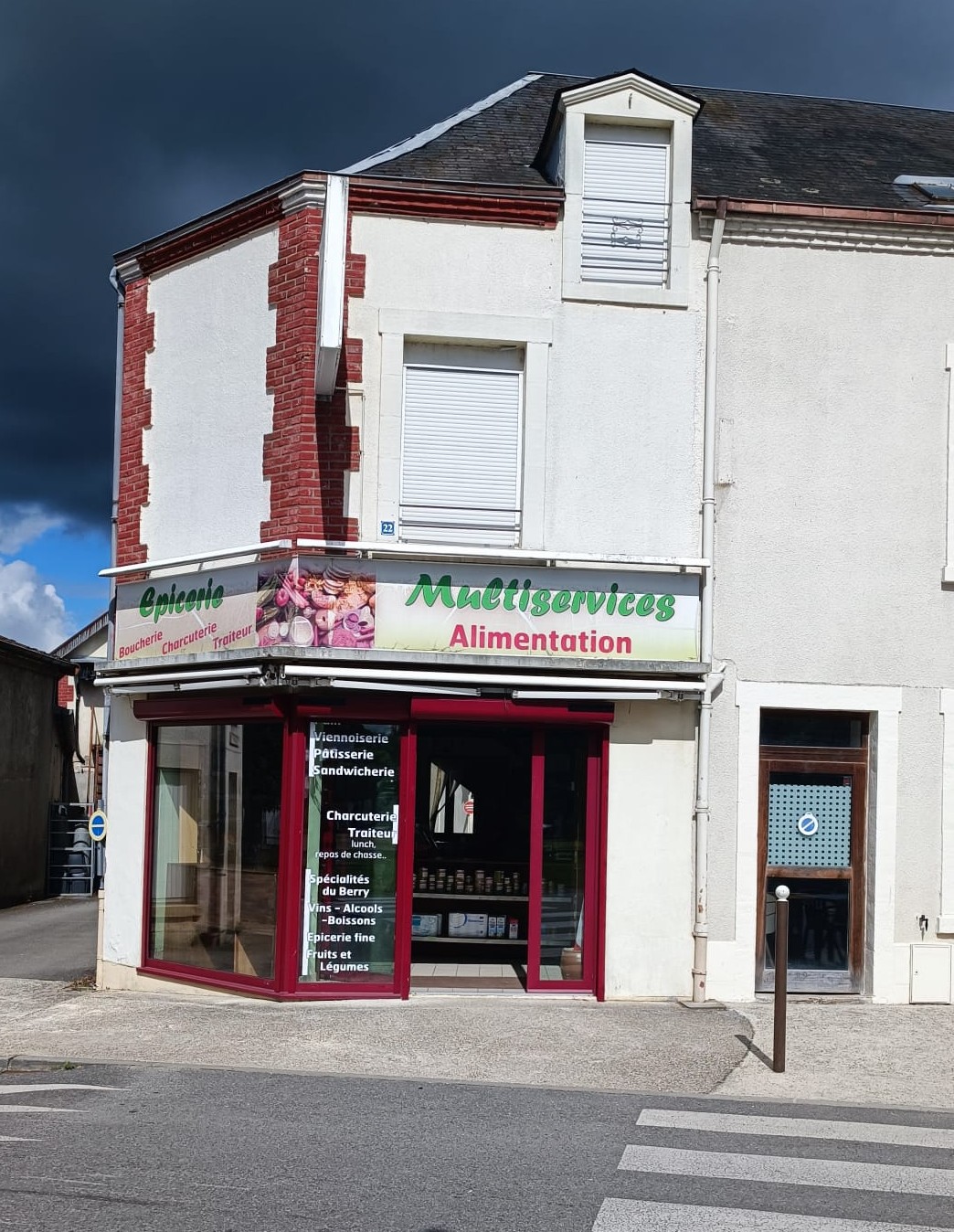 VEND FONDS DE COMMERCE EPICERIE-MULTISERVICE-TRAITEUR

Dans une commune de 600 habitants, située dans le Cher et nichée au Cœur de la forêt solognote, avec des activités autour de la Chasse pêche, doté d’un gîte d’accueil collectif (40 pers) et 2 gîtes privés avec hébergement insolite, Vouzeron est une commune dynamique tourné vers la nature et pleine de projets.
Situé à 12km de la ville Centre, de la Communauté de communes Vierzon Sologne Berry et sur le trajet Vignoux sur Barangeon, Neuvy sur Barangeon en direction de Auxerre, traversée par la départemental D30, la D79 et la D104, la commune capte un flux transitoire continue.
La commune de Vouzeron compte une école maternelle, une bibliothèque, en centre de loisirs, (qui accueille aujourd’hui 80 enfants des 5 communes environnantes), une agence postale, un restaurant bar et cette ÉPICERIE MULTISERVICES.
Un tissu associatif dynamique dont le comité des fêtes organise régulièrement des évènements.
La commune dispose par ailleurs de plusieurs entreprises, notamment une menuiserie/scierie, un fabricant de matériel de levage et de manutention, un fabricant de roulottes hébergement atypiques, une pension pour chats et chiens, un centre de rééducation professionnel et social avec des formations de niveau IV et V accueillant environ 100 pers, 2 maraichers dont 1 certifié Bio…
Perspectives de développement de la commune : En cœur de village, un habitat collectif de 10 appartements est en cours de commercialisation, la rénovation de la salle des fêtes et un futur lotissement pouvant accueillir une 10 aine de nouvelles familles. 
Aujourd’hui, Vouzeron est à la recherche d’un repreneur pour son épicerie multi-service qui est le cœur du village.  

A VENDRE FONDS (cause maladie)  – ÉPICERIE MULTI-SERVICES – TRAITEUR dans le centre de Vouzeron 
Le local est composé d’une partie boutique d’environ 50 m2, avec vitrine réfrigérée, d’une arrière-boutique d’environ 35m2 équipé de 2 chambres froides, d’un four à pain, d’un socle inox, lave-mains ;
Activité, épicerie, dépôt de pain, traiteur, journaux, gaz et relais colis
CA 2025 140 000€ - résultat net positif la partie traiteur permet les weekends de générer un CA important.
Actuellement exploité en couple
Local communal avec bail commercial (3-6-9)  LOYER 340€ TTC/mois 
Ouverture du mercredi au lundi de 7h30 à 12h30 et de 15h30 à 19h30 dimanche 8h à 13h 
Matériel professionnel, Four à Pain, 2 chambres froides
PRIX DE VENTE FONDS  8 000€ (stock en plus)
Contact : Comptoir du Commerce et de l’Artisanat de Vierzon Sologne Berry 
06 49 58 07 86  h.ferreire@cc-vierzon.fr