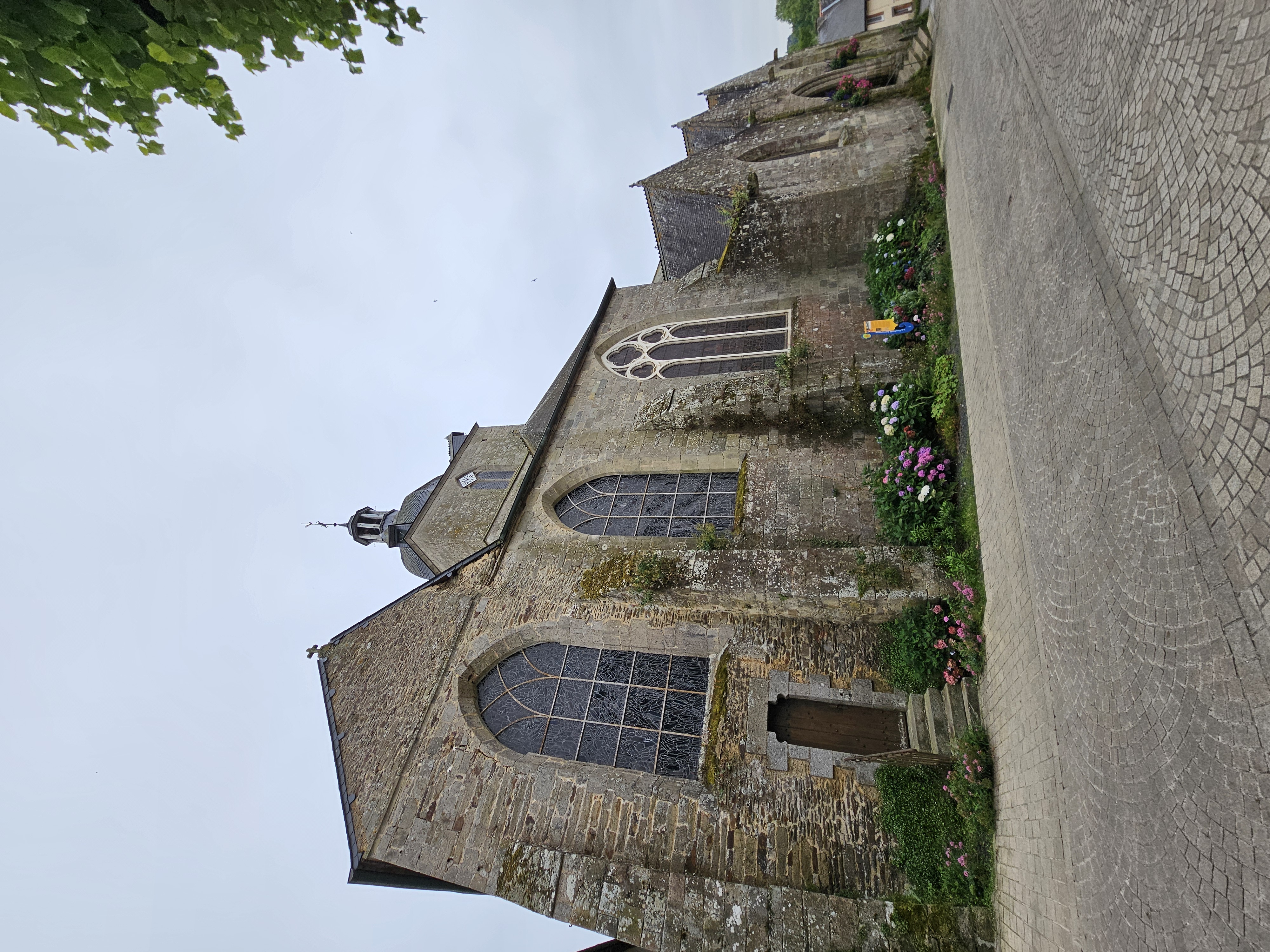 La commune de la TRINITE PORHOET située entre Ploërmel et Loudéac (CENTRE BRETAGNE) recherche un artisan boulanger- pâtissier avec la possibilité d'une activité multi services (épicerie).

Le local est situé dans une charmante commune dynamique de 700 habitants qui bénéficie d'une école primaire, d'un centre de loisirs, d'un collège, d'une banque, d'une Maison France Services, d'un domicile partagé, d'un médecin, pharmacie, centre de soins, centre de secours ... et de nombreuses associations.

Le logement, le magasin et l'ensemble des matériels professionnels appartiennent à la mairie. 
Loyer modéré et possibilités d'aides à l'installation.