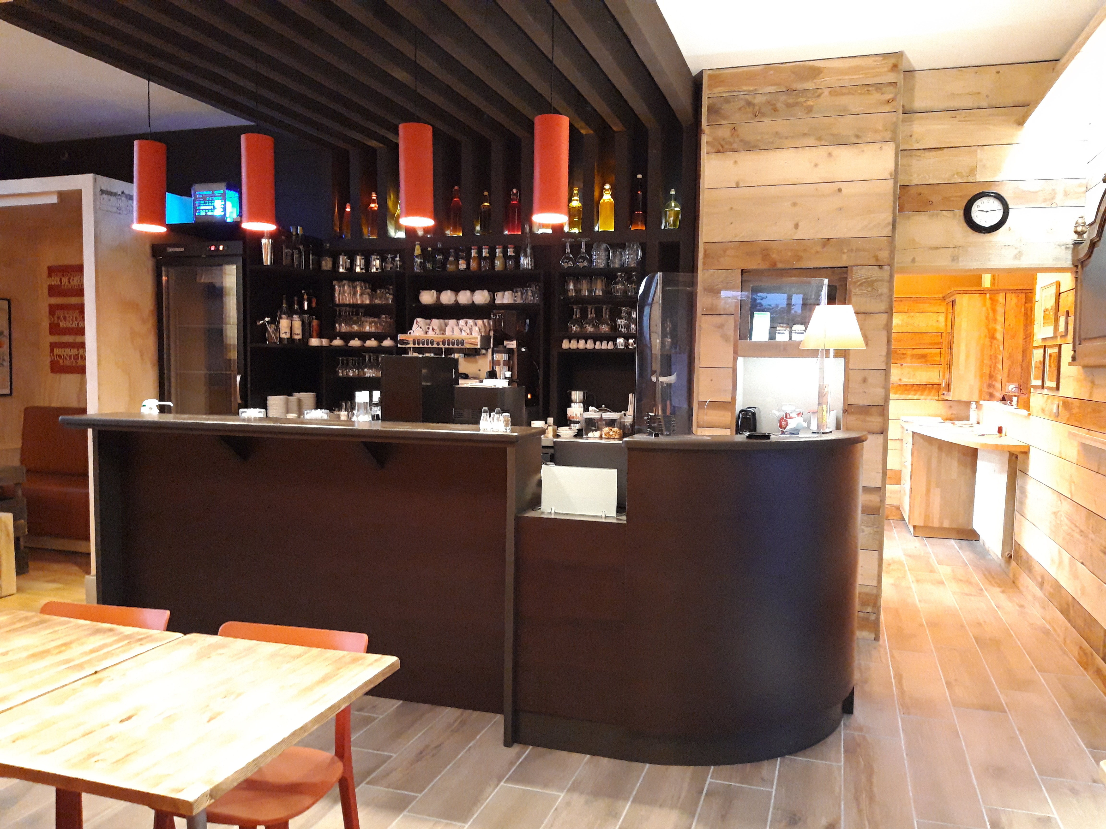 A vendre fonds de commerce Restaurant, Bar et petit Hôtel 3* situé dans le secteur touristiques Combrailles Auvergne, à proximité des gorges de la Sioule et du Château Rocher. La salle de restauration a une capacité de 38 couverts, la salle de bar et petit déjeuner 12 couverts, une grande terrasse de 120 m² permet d’installer des couverts supplémentaires. L’établissement possède également 4 chambres exploitées actuellement en chambres d’hôtel avec une grande facilité de stationnement. Aucuns travaux à prévoir car l’établissement a été entièrement rénovée et modernisée en 2020 avec mises aux normes. L’établissement est labellisé LOGIS avec une excellente réputation « Cosy » pour l’hôtel et « terroir » pour le restaurant. 
Loyer des murs 813 euros TTC comprenant le restaurant + bar + hôtel + appartement T3. Gros potentiel de développement, chiffre d’affaires en constante progression. Idéal couple de restaurateur + saisonniers. Chiffres et infos supplémentaires après contact sérieux.