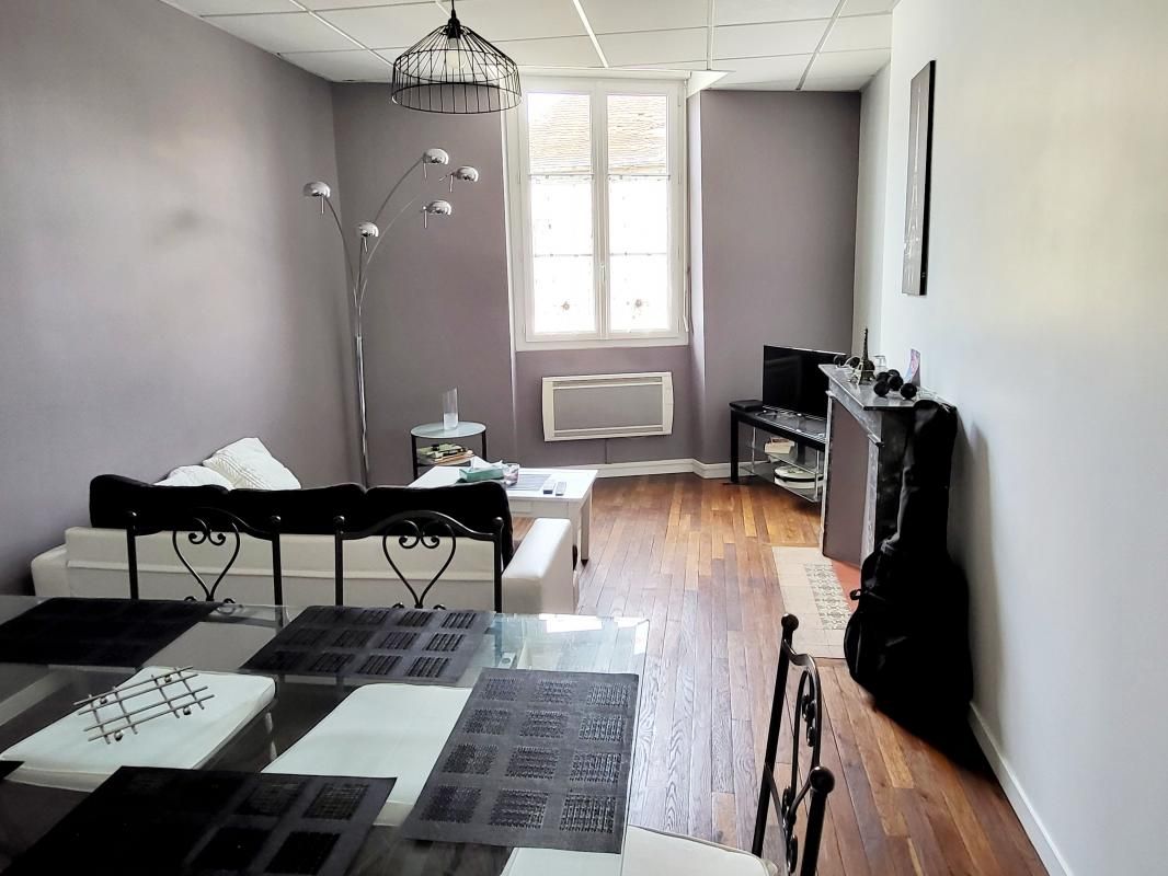 Triplex à vendre comprenant boutique tout commerce + appartement

Située dans une rue commerçante, très belle maison située dans un magnifique petit village historique comprenant au rez-de-chaussée :

 une boutique de plus de 40m² avec sanitaire 

 à l'étage et sur deux niveaux :

une habitation comprenant une cuisine, une salle de douches + WC, un séjour 
et deux chambres.

sur 104 m² environ