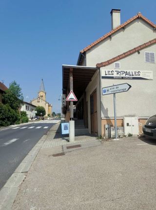Contexte : 
Le village de Nandax dispose d’une population de 560 habitants et est situé au nord du département de la Loire sur un axe routier très fréquenté à mi-chemin entre l’agglomération roannaise et la ville de Cours-la-Ville dans le Rhône. Bénéficiant d’un cadre de vie rural et agréable, Nandax bénéficie d’un dynamisme démographique important avec une population qui a doublé depuis les années 80. 
La vie et l’aura du village s’articule aussi autour du lycée agricole de Ressins situé à proximité du bourg et de ses 550 élèves. 
Le bourg dispose d’un bar/restaurant propriété de la municipalité. Les anciens gérants ayant arrêté leur activité, la municipalité souhaite trouver un repreneur. 

Le local : 
Situé en cœur de bourg à proximité de l’école, la mairie et jouissant d’une très bonne visibilité en bordure de départementale, le local dispose d’une superficie totale de 190m2 dont 120m2 d’espace de vente. 
Le local dispose d’une salle dédiée au bar, d’une salle anciennement dédiée à l’épicerie et d’une salle pour les réunions en petit comité. Au fond de la salle dédiée au bar, une grande pièce à usage de salle de restauration bénéficie de généreuses ouvertures donnant sur une terrasse extérieure à l’abris des nuisances. Deux pièces composent les cuisines et sont suivies d’une pièce de stockage, ainsi qu’une cave. 
Le matériel présent : 
Bar : bière pression (deux becs), machine à café (2 groupes), moulin à café, caisse enregistreuse, 2 tables de 2 personnes, 2 tables de 4 personnes, 14 chaises, 4 tabourets de bar, 1 meuble sous TV.
Salle de restaurant : 1 portant vêtement, 24 fauteuils, 4 tables de 4 personnes, 5 tables de 2 personnes, 1 meuble rayonnage.
Cave : 1 adoucisseur, 1 chevalet pour poser en extérieur. 
Epicerie : caisse enregistreuse, 2 frigos positifs + 1 négatif, 1 balance
Cuisine : 1 chambre froide positive, 1 micro-onde, four à pizza électrique, piano (2 feux, 1 plaque, 1 four, 1 friteuse), trancheuse, lave-vaisselle, façonneuse pizza, ensemble batterie de cuisine (vaisselle, couverts, verres, …)

L’activité : 
L’activité s’articule principalement autour du restaurant avec une fréquentation intéressante en repas ouvrier les midis de la semaine. 
L’exploitation de l’épicerie est possible, mais non obligatoire. 
1 à 1,5 personnes sont nécessaires à la tenue de l’établissement. 

Le bail et le loyer : 
La commune est propriétaire des murs, du fonds de commerce et donc de l’ensemble du matériel listé. Le bail commercial sera construit sous la forme d’un contrat de location gérance. 
Le loyer mensuel s’élève à 200€ HT maximum.
Un logement est également disponible à l’étage. Son loyer s’élève à 360€. 

Contact : 06 09 58 53 93 ou 06 87 63 05 03