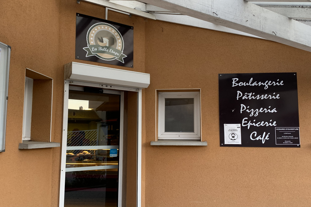 Vends Boulangerie Pâtisserie MULTI services dans commune de 700 Habitants 
Matériel en bon état 
École en face 
Parking