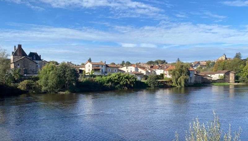 Je vends le fond de commerce de mon salon de coiffure mixte pour cause de départ à la retraite.  
Situé entre Poitiers, Limoges et Angoulême , dans un charmant petit village de 1300 habitants en bord de Vienne  avec toutes les commodités, superette, restaurant, école, cabinet médical pluridisciplinaire, pharmacie,  foyer logement ….
Le salon est équipé de 2 bacs, 6 postes de coiffage, plus un local dédié actuellement à une activité d’esthétique. Il est doté d'un mobilier est en excellent état, d'une climatisation réversible, d'une cuisine, d'un local technique avec  machine à laver, et sèche linge.
Parking gratuit et superette en face de l’établissement.
Fonds de commerce : 29 000€

Loyer : 390€/mois

ou possibilité d’acheter les murs avec deux appartements T4, pour 200 000€