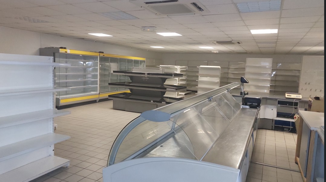 Au coeur du centre-bourg, venez découvrir cet espace multi-services équipé et totalement opérationnel. Il est doté d''une superficie totale de 220 m2 dont 60 m2 de réserve principale, laissant une surface d'exploitation de 120 m2.
 Un espace vaste, à agencer selon votre projet mais équipé de nombreux éléments : vitrines positives traditionnelles, vitrines positives de libre-service, rayonnages, trancheuse de pain, trancheuse à jambon, chambre froide dans la réserve, sas de livraison nocturne, chariots et transpalette.  Le confort et la sécurité sont assurés par une climatisation réversible et un système de vidéo-surveillance.     
C'est un outil de travail immédiatement opérationnel pour un multi-services répondant aux attentes des habitants (plus de 1100), des salariés des entreprises locales (dont une leader sur son segment) et des touristes séjournant à la halte nautique où l'accueil de camping-cars est plébiscitée, fort d'un tourisme fluvial également. 
C'est une commune dynamique, irriguée par la Loire et les canaux, parcourue de voies vertes développant une attractivité pour de nombreux cyclo-touristes, riche d'un tissu associatif varié et animé. L'équipe municipale est toujours à l'écoute, volontaire dans ses choix de développement et facilitatrice pour tous les porteurs de projets compétents et engagés.
 L'écrin de cet outil de travail peut répondre à un projet de vie pour de nombreux candidats , comme une famille, par exemple, (de la maternelle au CM2), vos enfants seront accueillis sur la commune et l'école en centre-ville, un ramassage scolaire pourra les emmener au collège ou au lycée de Digoin ou de Paray-le-Monial, à quelques kilomètres,

Vous aurez la possibilité de développer un point Française des Jeux et tabac, sous réserve de l'obtention des autorisations légales.

C'est un ensemble professionnel à fort potentiel, attendu par ses habitants, desservant les communes limitrophes non pourvues de commerces de ce type. Le loyer mensuel est de 600 euros.

Les équipements internes feront l'objet d'une négociation dans le cadre d'un crédit-vente attractif et raisonné.

Un logement à proximité est possible également.
-