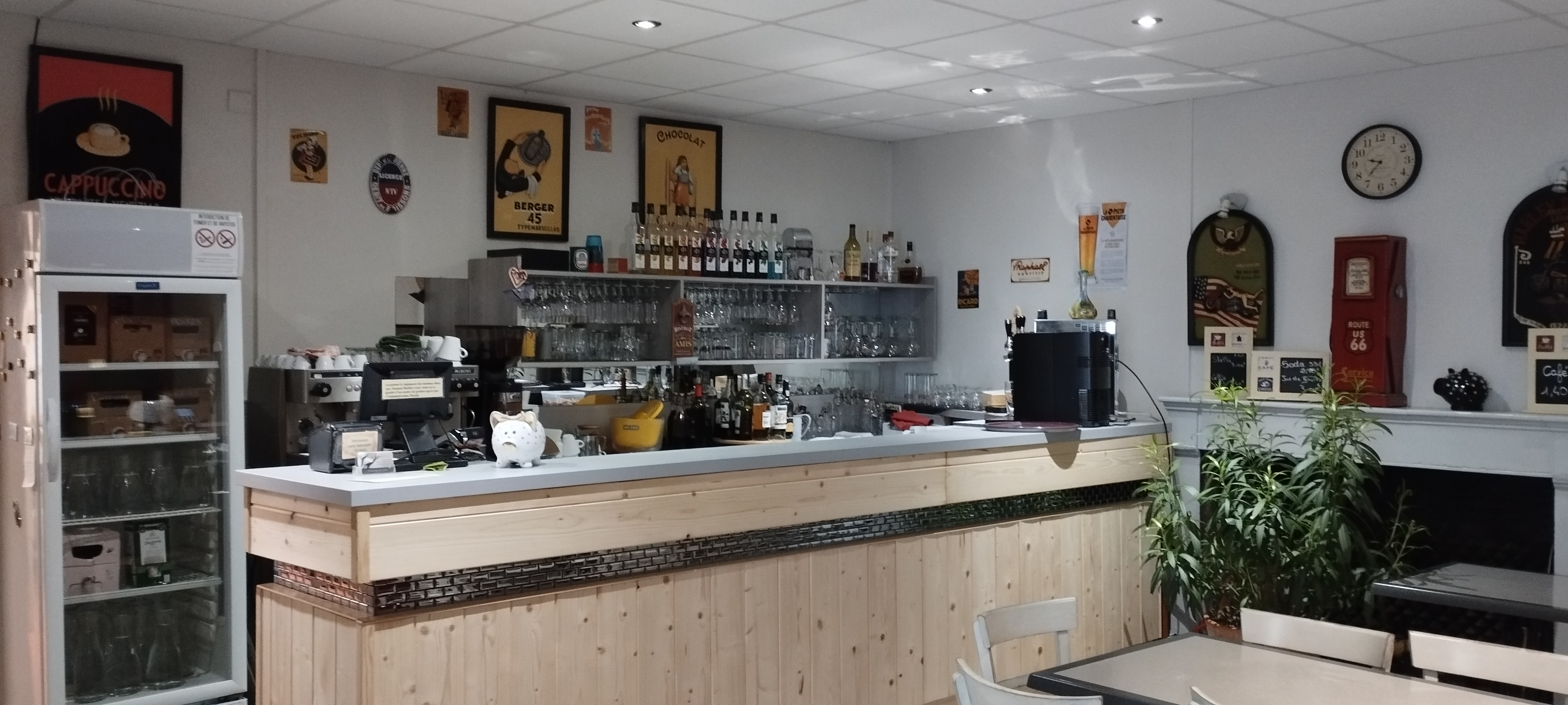 A SAISSIR TRES BEAU RESTAURANT AU BORD DU CLAIN TRES BON MATERIEL PRO APPARTEMENT 150 M3 TERRASSE 80 M3 TRES GANDE CUISINE JARDIN 200M3 PETIT LOYER