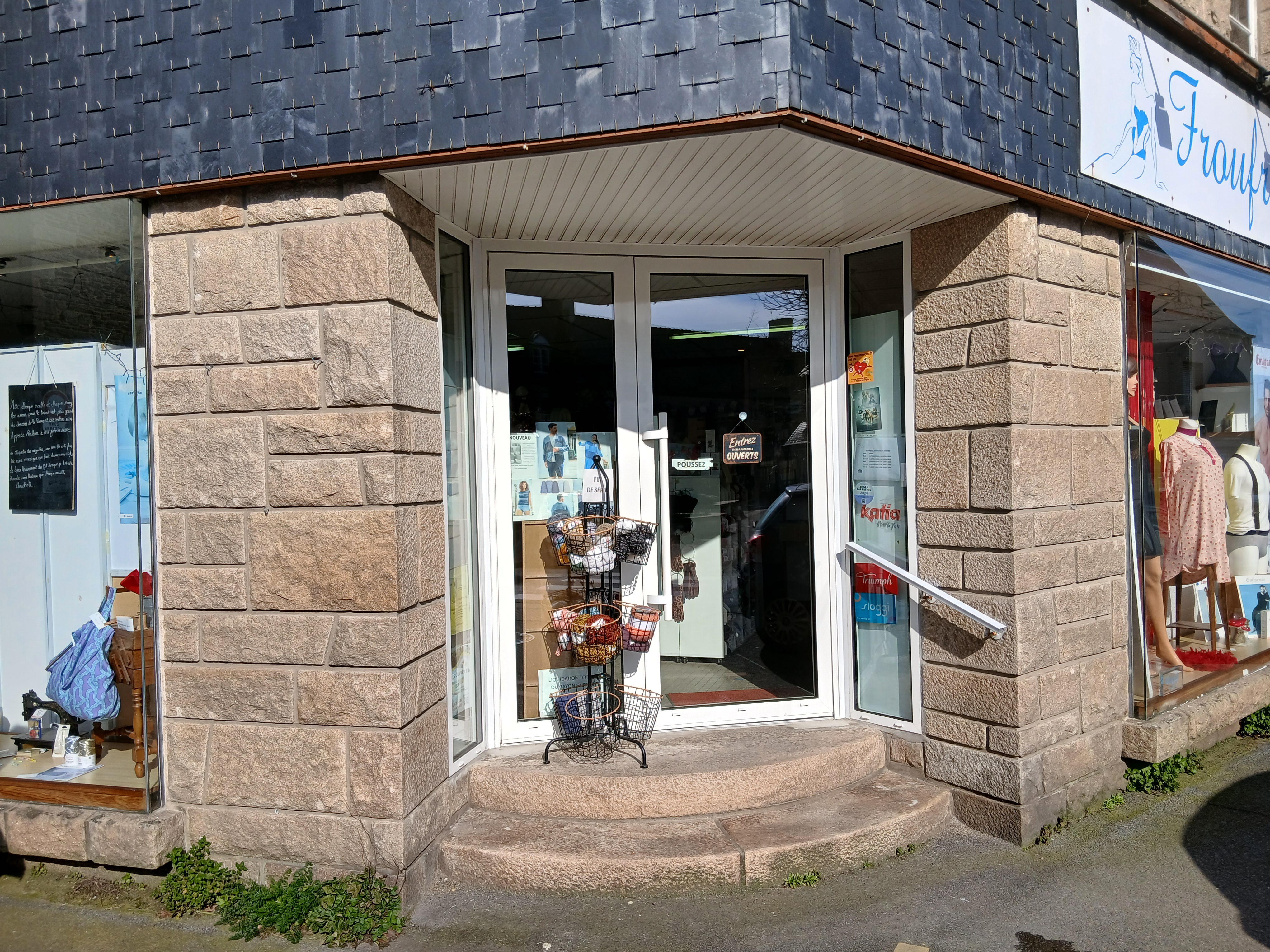 A vendre mercerie ou droit au bail au coeur d'une ville dynamique, sur la côte d'émeraude.
Ce commerce est idéalement situé sur la place principale, visibilité d'angle.
Cette cellule commerciale est composée d'un magasin principal, d'un bureau, d'une réserve et d'un atelier sur une surface d'environ 140m².
Le marché se tient devant la boutique tous les mercredis.
Activité autorisée : tous commerces sauf nuisances olfactives et sonores.