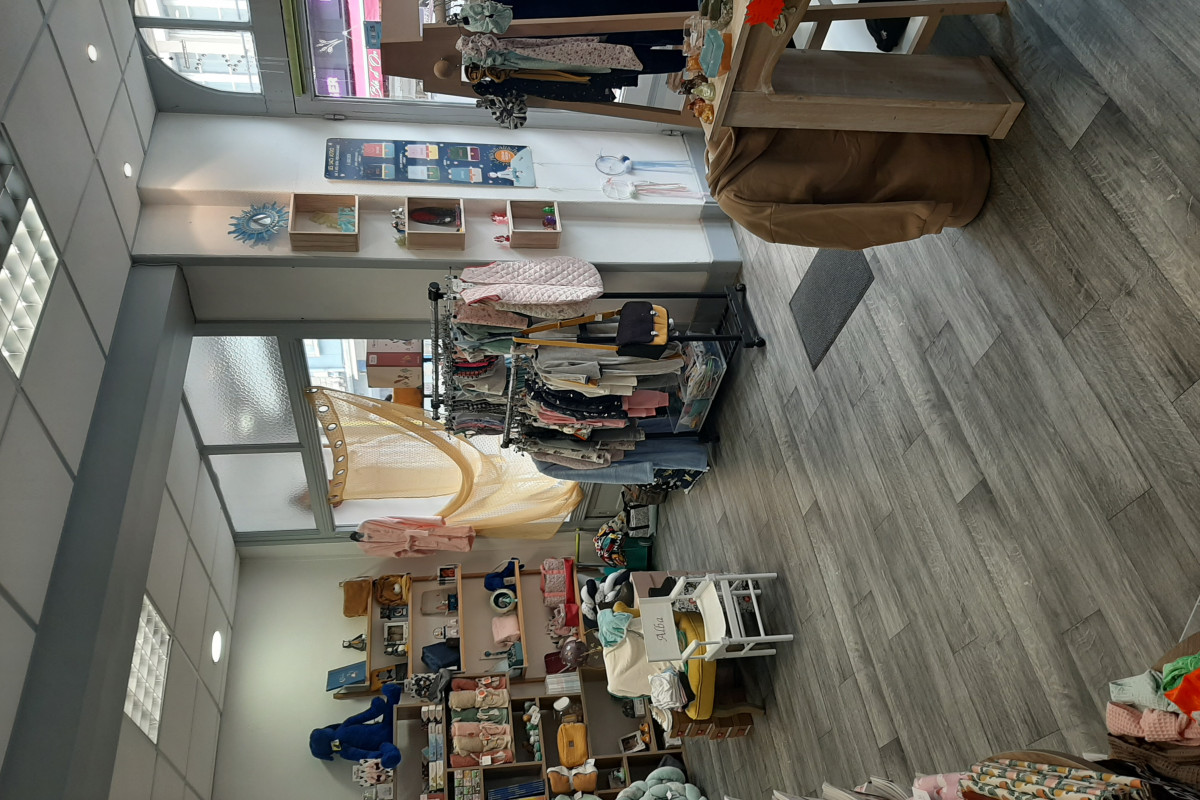 Fond de commerce
28000E HORS FRAIS DE NOTAIRE.
Suite à un changement de vie, cherche repreneur(se) pour fond de commerce mercerie, ouverte fin 2018.
Le magasin se compose de mercerie, lainers, loisirs créatifs, vêtements et chaussures enfants.
(le magasin sera vendu sans l'espace couture, retouches et broderie)
Il y a plusieurs services: relais colis UPS, pressing et cordonnerie.
Aucune concurrence sur un rayon de 20 kms.
Magasin d'une superficie de 46m2 avec un coin réserve et un coin cuisine de 7m2.
Mobilier en très bon état avec 2 belles vitrines, magasin lumineux et en centre ville.
Chiffre d'affaire en progression, reste du potentiel à développer, possibilité d'ajouter d'autres rayons comme la lingerie, vêtements pour personnes âgées.
Chauffage gaz de ville
Pas d'employé.
Loyer de 470e taxe foncière comprises.
Pas de vente sans stock, stock entre 10000 à 15000e, (le prix de 28000e n'en tient pas compte)
Très bonne clientèle et fidèle
