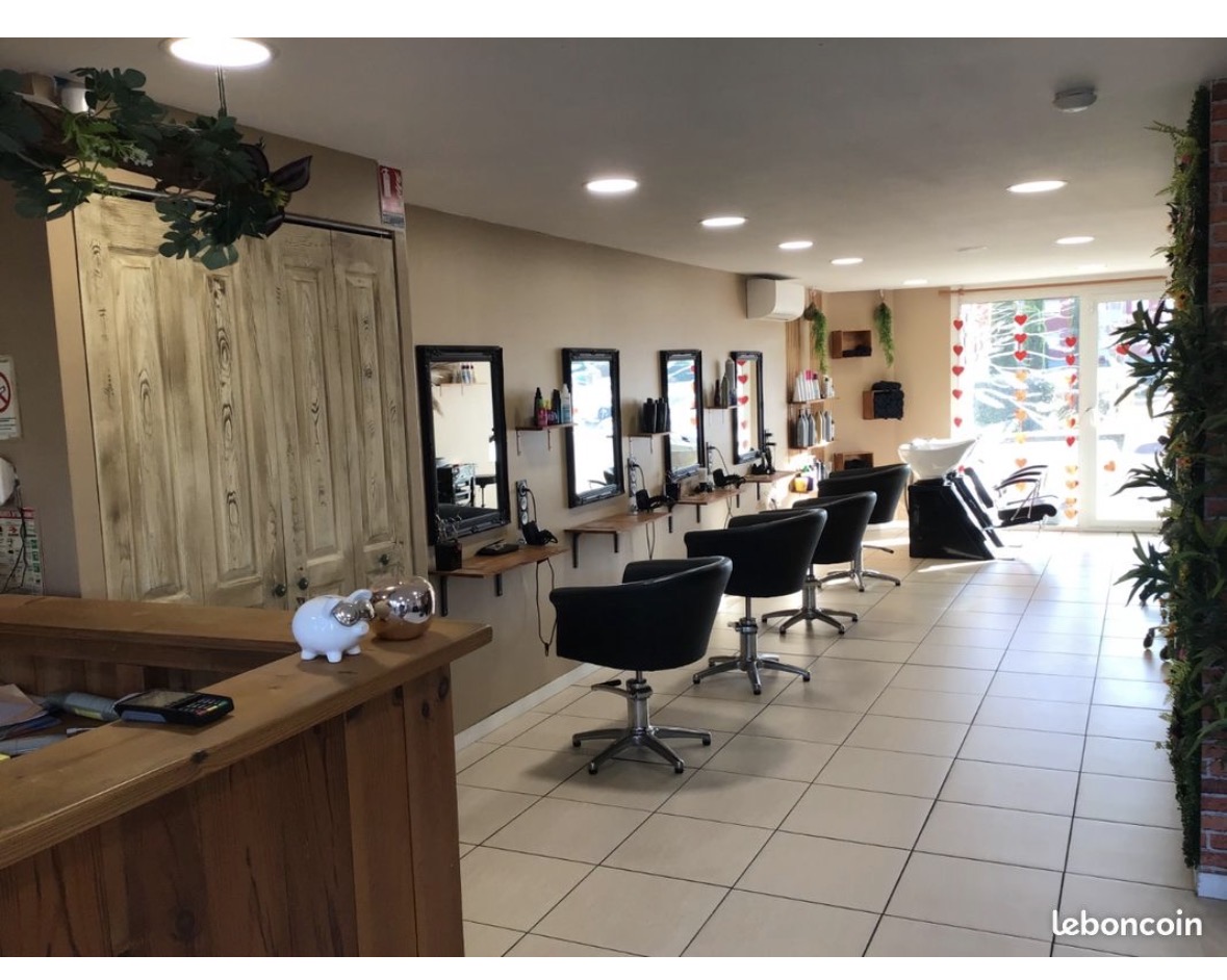 vendre – Fonds de commerce Salon de coiffure

À vendre fonds de commerce d'un salon de coiffure exploité dans un local commercial d'environ 60 m², au prix de 62 000euros .

Le salon est lumineux, fonctionnel et entièrement aménagé pour l'activité de coiffure. Il dispose d'un agencement optimisé permettant une reprise rapide dans de bonnes conditions. Le bail commercial est en cours, avec un loyer de 650 € TTC par mois.

Idéalement situé dans un secteur attractif, le salon bénéficie d'une bonne visibilité, d'un accès facile et d'une clientèle fidèle. Son emplacement constitue un véritable atout pour poursuivre et développer l'activité.

Cette opportunité s'adresse aux professionnels de la coiffure souhaitant reprendre un salon opérationnel, sans travaux majeurs.