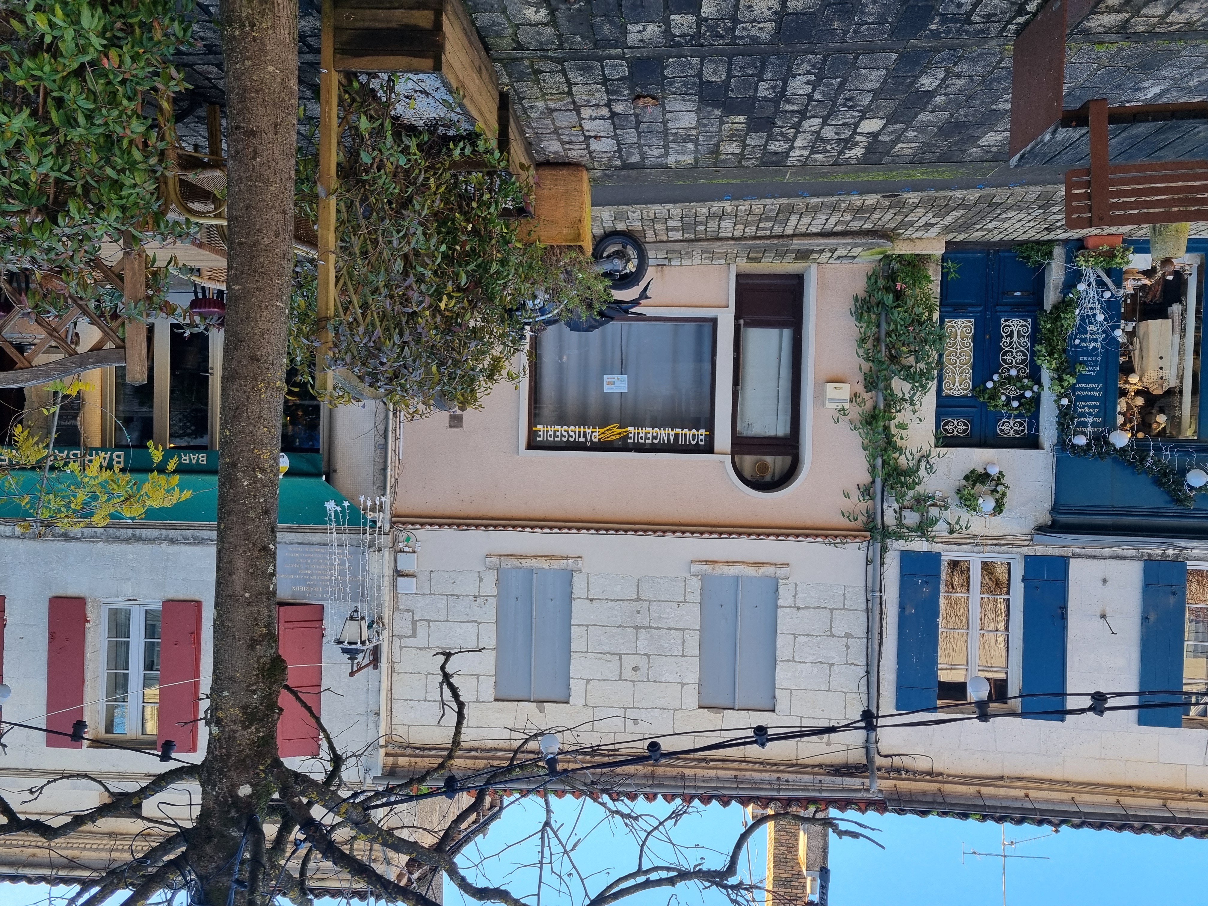 Proprietaire des murs d'une Boulangerie patisserie à reprendre dans village labellise du sud charente "Plus beaux villages de France "dotée d'un  four à bois avec gueulard conviendrait pour neoboulanger désireux de travailler à l'ancienne en proposant des pains au levain et patisserie boulangère originale.