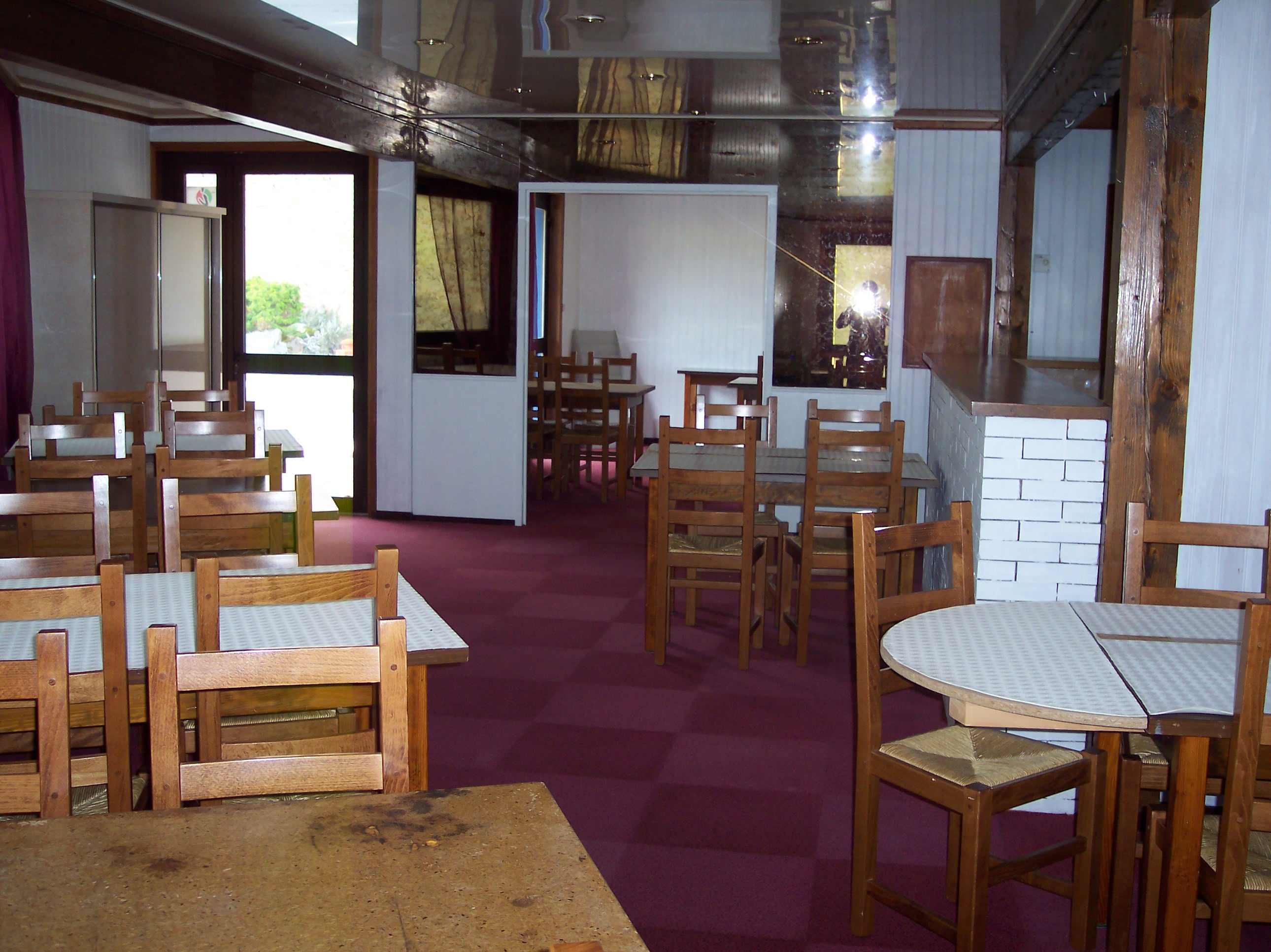 La commune d'Émeringes en Beaujolais (69) cherche gérant pour son auberge "Auberge des Vignerons"
Cuisine équipée - 40 couverts - terrasse - licence IV - Logement F4 130 m² à l'étage du bâtiment.
Disponible août 2025
Loyer 1200 TTC mensuel
Envoyer CV et lettre de motivation DQP
à Monsieur le maire 346 rue des Blouzes 69840 Émeringes

Tel 04 74 04 40 06
Mail : mairie.emeringes@wanadoo.fr