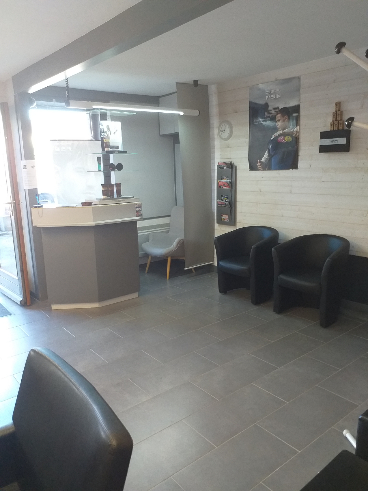 salon de coiffure  (cause retraite tenue 34 ans ) 
2 fauteuils  1 bac
4 places en salle d' attente 
 réserve chauffe eau , machine à laver
 agencement récent , carrelage ,mur , fauteuils bac .
parking en face 33 places
loyer 109, 92
village triangle d'or tout commerces