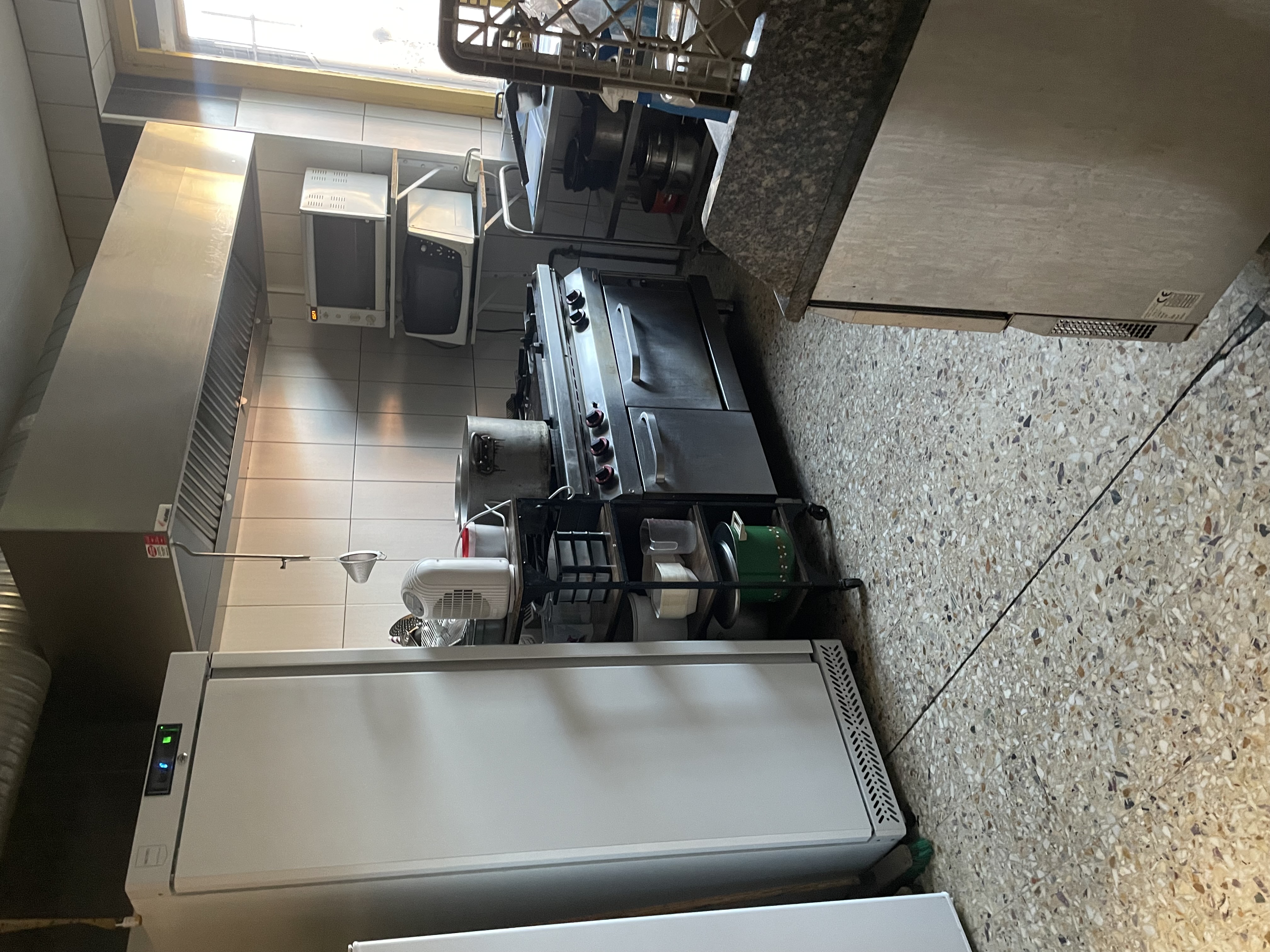 Tabac bar FDJ pmu possibilité restaurant cuisine équipée.Salle 20 places plus terrasse à l’arrière 16 places et véranda fumoir.
Établissement propre pas de travaux à prévoir.
Pas de contrat brasseur.
Horaires d’ouverture du lundi au vendredi 6h30/19h
Samedi dimanche 8h30/13h
Neuves maisons est une commune de 6500 habitants.
Fermeture 5 semaines par an.
Vente cause départ retraite.