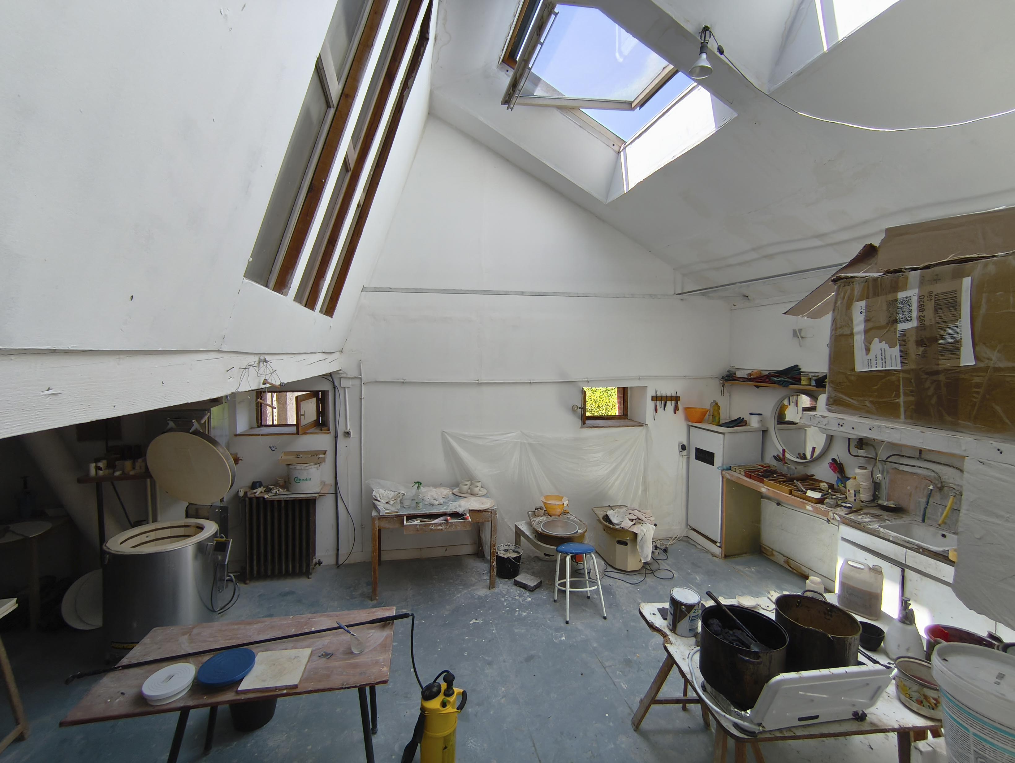 A VENDRE ATELIER DE SCULPTURE ET FONDERIE D'ART + CABINET DE THERAPEUTE - SECTEUR NORD CREUSE / PORTES DE LA CREUSE EN MARCHE - CHÂTELUS-MALVALEIX (23270) 

Après 37 années consacrées à façonner et à développer cet ensemble immobilier avec passion, les propriétaires souhaitent aujourd'hui le transmettre à de nouveaux porteurs de projet.

Située à 500 mètres du bourg de Châtelus-Malvaleix (23270), commune d'environ 550 habitants bénéficiant de l'ensemble des commerces et services de proximité (supérette, boulangerie, boucherie, pharmacie, pôle de santé, établissements scolaires, services bancaires et postaux, coiffeur, restaurants, station-service, etc.), cette propriété de caractère s'étend sur un terrain de 1,15 hectare dans un environnement naturel préservé.
Ses importants volumes et la diversité de ses espaces en font un ensemble immobilier particulièrement adapté au développement d'activités artisanales nécessitant de grandes surfaces, artistiques, culturelles, touristiques ou liées au bien-être, ainsi qu'à tout projet de vie associant activité professionnelle et cadre de vie privilégié.

L'ensemble immobilier comprend :
 - Une maison de caractère en granit de 152 m² habitables sur 3 niveaux ;
 - Un atelier d'artiste de 225 m² avec mezzanine ;
 - Une fonderie d'art de 80 m² ;
 - Un studio indépendant de 50 m² ;
 - Un cabinet de thérapeute de 20 m² ;
 - Un grenier aménageable de 145 m² avec plancher en bois massif et 5 vélux ;
 - Plusieurs dépendances : caves et cellier.

La maison principale, particulièrement lumineuse, offre 6 chambres et 9 pièces. Elle comprend une cuisine-salle à manger avec dallage en granit d'origine, un salon avec poêle de masse ouvrant sur la terrasse et le jardin, ainsi que plusieurs espaces de rangement.
À l'extérieur, le terrain attenant accueille un verger, deux étangs, un grand jardin, une serre dôme de
45 m² et une terrasse bénéficiant d'une vue dégagée sur la campagne creusoise.

La propriété est équipée d'une installation photovoltaïque comprenant :
 - 9 kW de panneaux solaires générant environ 3 000 € de revenus annuels ;
 - 3 kW supplémentaires dédiés à l'autoconsommation.

Chauffage par pompe à chaleur, chaudière gaz à condensation et poêle à bois.

Prix de vente : 287 000 € net vendeur – à négocier

📞 Renseignements : 06 75 05 25 98

Pour découvrir le bien : https://sculptureparismontreuil.com/maison-a-la-sagne/