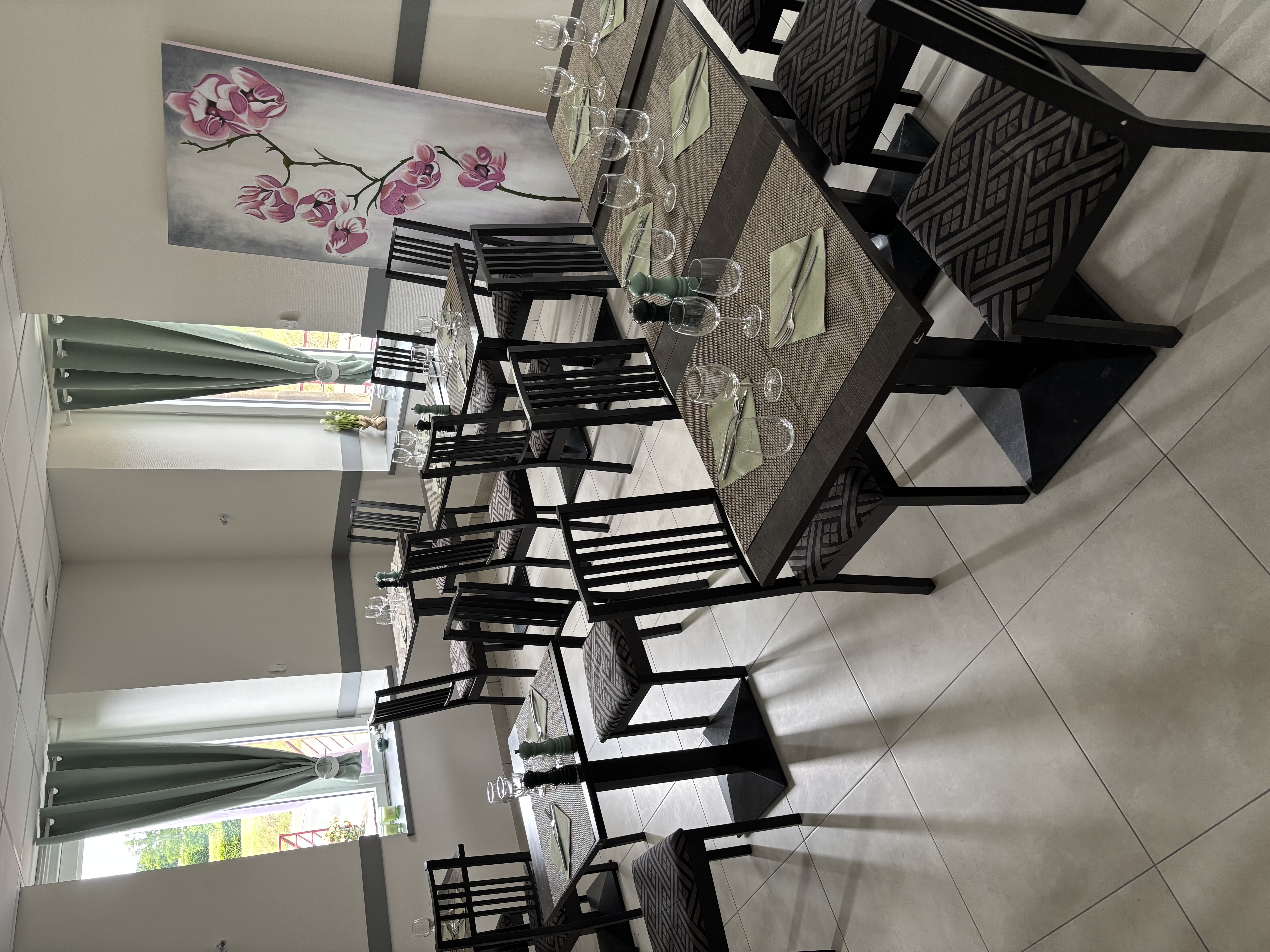 Restaurant situé en pleine campagne idéale pour couple, ,avec logement au dessus du restaurant .  Achat fond de commerce récemment rénover   chiffre d'affaire sur les 3 dernieres années varie de 130000 à 150000 Restaurant avec une bonne reputation culinaire reconnue part table et auberge de France en 2023 2024 et 2025 Loyer des murs actuellement à 316€TTC location avec un bail commercial 3/6/9 avec la Marie de la commune. N'hésitez pas à prendre contacte avec nous pour plus de renseignements.