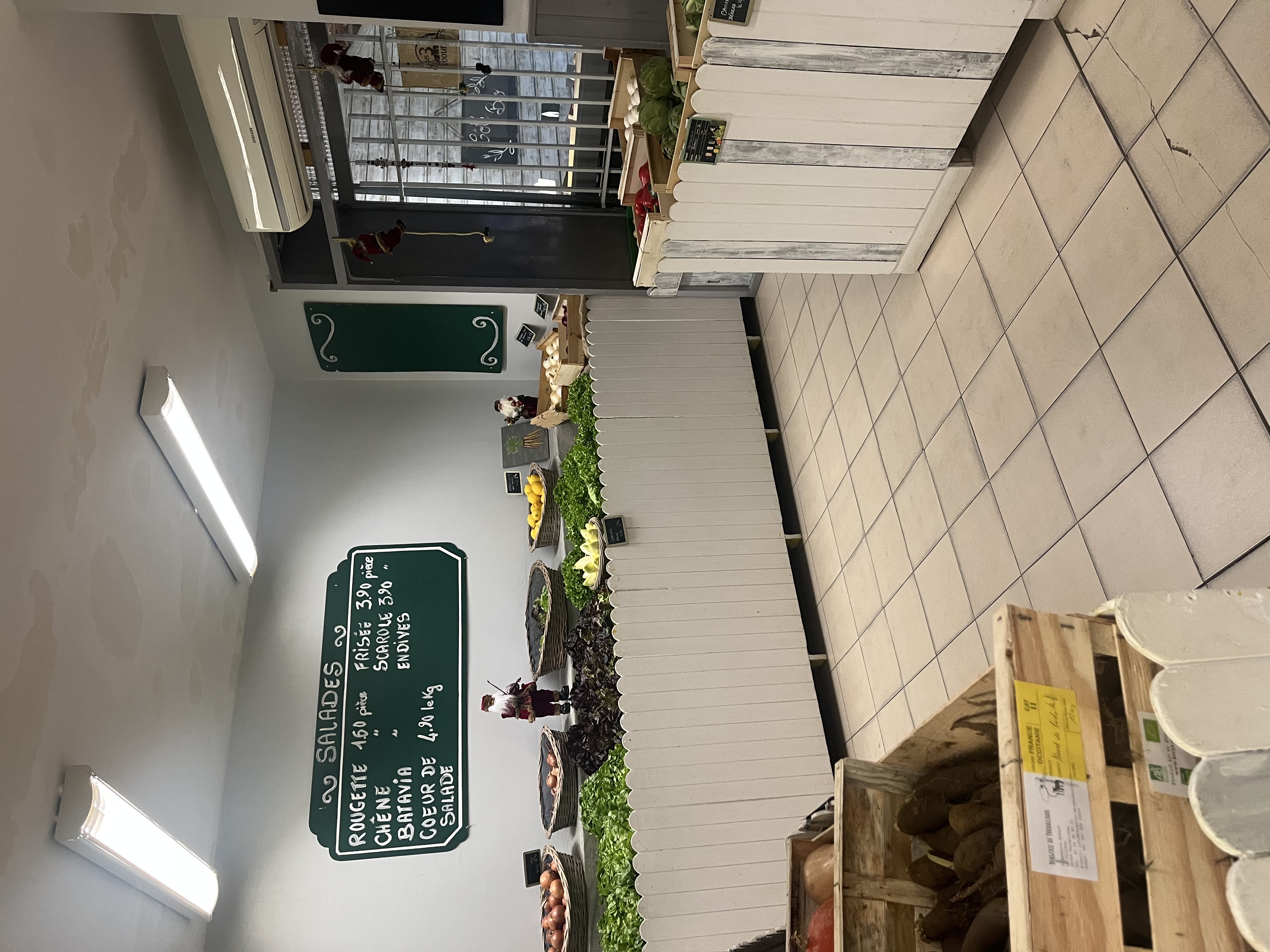 Charmante épicerie primeur de proximité située dans un quartier résidentiel, proche d'une école et des arènes et en face du jardin classé de la villa Antonine.
Bail commercial non spécialisé renouvelé en mai 2021.
Loyer mensuel: 550€
A visiter sans tarder !