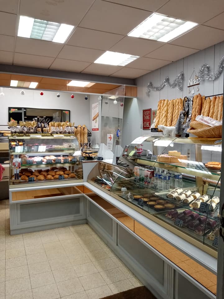 A vendre fond de commerce Boulangerie Pâtisserie ( murs en location ) sur NEUVY EN SULLIAS dans le Loiret à 40 minutes d’Orléans.
Bonne rentabilité et bonne marge
- C.A : 115 000 € - 120 000 € ( en progression )
Charges fixes faibles ( loyer, électricité petit compteur etc...)

Matériel bon état : 2 chambres de pousse pain et 1 pour les viennoiseries, diviseuse, façonneuse, chambre de pousse neuve installée en 2022, Four à fioul et électrique neuf de 2021, chambre froide négative à -18, un gros pétrin et un moyen, coin pâtisserie tout inox et climatisé.
Grenier et cave en plus dans le fournil.
Investissements récents 2024 :Trancheuse à pain, grande chambre de pousse, cheminée four neuve.

Logement sur place entièrement rénové en 2020 ( 70 m2 environ) + jardin + garage
Chiffre en augmentation + 5 à 6 semaines de vacances par an.

Travail en couple, pas de salariés à reprendre.
Si intéressé veuillez nous contacter au numéro indiqué ou via la messagerie du Bon coin,. … Curieux s’abstenir !