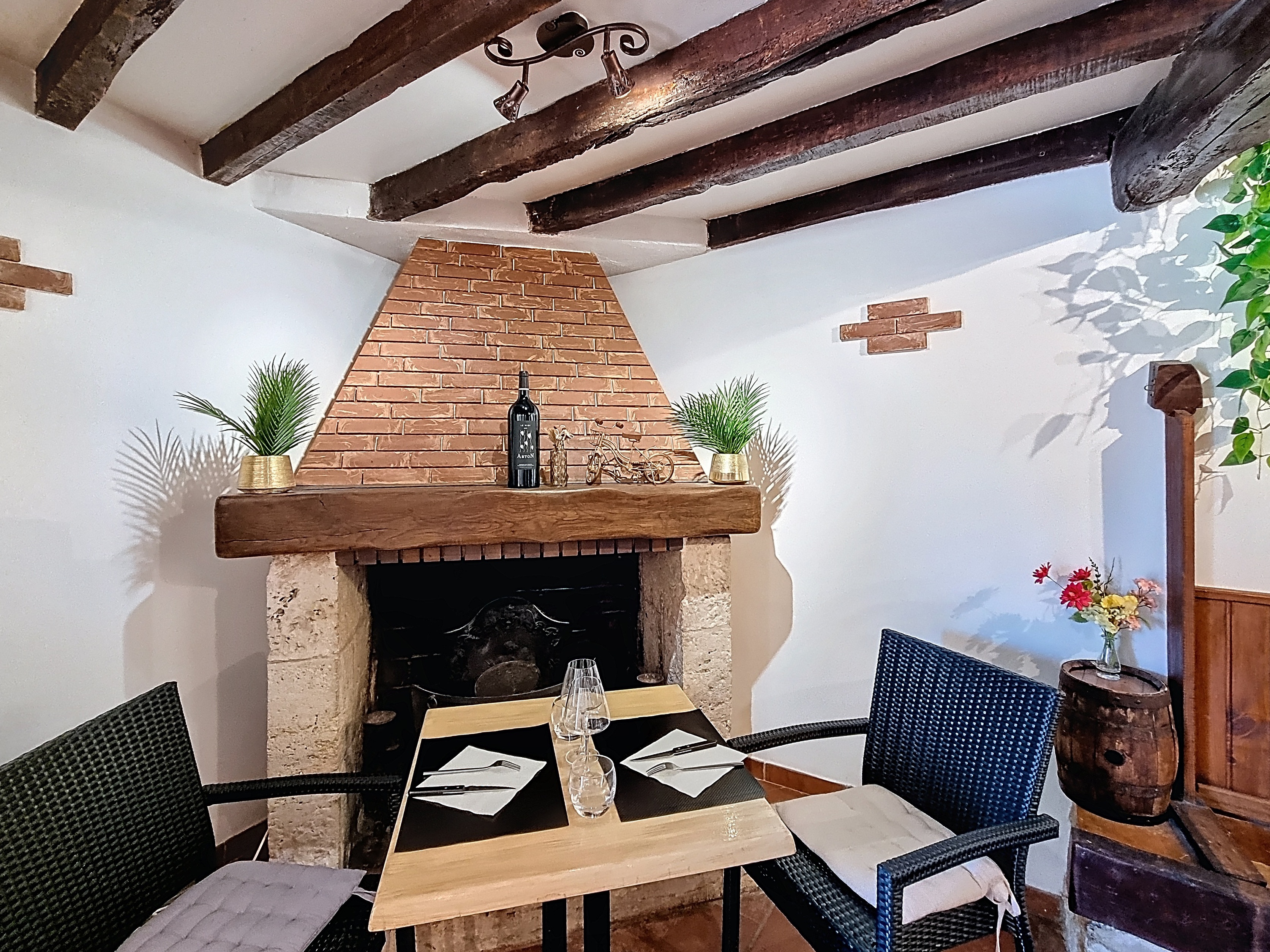 Restaurant Ô Canard Toquet d'Urdens à Vendre - Murs et Fonds de Commerce ! une institution culinaire connue, réputée et appréciée des gourmets et professionnels, idéalement situé au cœur du Gers (32), près de Fleurance (3,5 km). Ce bien d'exception inclut les murs et le fonds de commerce + 1 appartement T3, offrant une solution clé en main pour une reprise immédiate.

Implanté dans le charmant village d'Urdens, ce restaurant traditionnel modernisé jouit d'une activité continue depuis plus de 40 ans, preuve de sa pérennité et de son succès. Le Canard Toquet est une référence pour le bien-manger dans le Gers, proposant une cuisine savoureuse et authentique qui ravit une clientèle fidèle tout au long de l'année.
Le restaurant bénéficie d'un excellent chiffre d'affaires et d'un excédent brut d'exploitation de bon niveau, attestant de sa rentabilité. Sa clientèle est diversifiée : une clientèle d'affaires fidèle le midi, une clientèle locale le soir et une importante clientèle touristique durant la saison, attirée par le charme du Gers, sa gastronomie et son art de vivre.

Atouts et Équipements de Qualité Supérieure
Ce restaurant en vente est un outil de travail directement opérationnel et aux normes, sans aucun travaux à prévoir. Il se compose de :
Une cuisine professionnelle récente entièrement équipée (four professionnel, refroidisseur, saladette, mise sous vide, lave-vaisselle professionnel, chambres froides...), garantissant une production efficace et conforme.
Une salle de restaurant chaleureuse de 35 couverts aménagée dans une ancienne étable, avec une cheminée fonctionnelle pour des dîners intimistes ou repas d'affaires.
Un comptoir-bar accueillant.
Une salle de réception supplémentaire de 50 couverts, idéale pour les événements privés ou professionnels.
Deux terrasses totalisant 50 couverts, parfaites pour profiter des douces soirées du Gers.
Deux WC dont un accessible PMR.
Licence 3 en cours de validité.

Logement de Fonction et Potentiel Locatif
Le local commercial est vendu avec son logement de fonction attenant (Type 3 de 70 m²). Cet appartement rénové avec 2 chambres, traversant, climatisé et en double vitrage, est habitable immédiatement sans aucun travaux. Il offre de multiples possibilités :
Logement du propriétaire repreneur.
Logement pour un salarié, facilitant le recrutement.
Opportunité de revenus locatifs supplémentaires.

Environnement et Commodités
Situé dans un secteur sans concurrent direct notable à moins de 5 km pour la restauration du soir, le restaurant jouit d'une position privilégiée.
Raccordé au tout à l'égout, climatisé, propre et fonctionnel.
Parking facile et spacieux (20 places) pour la clientèle.
Proximité de Fleurance, ville dynamique du Gers, offrant accès aux services et facilités.

Accompagnement et Informations
La chef et propriétaire actuelle propose un accompagnement à la reprise, assurant une transition en douceur et la pérennité de l'activité.
Mots-clés pour vos recherches : vente restaurant Gers, fonds de commerce restaurant 32, restaurant murs et fonds à vendre, cession PME Gers, affaire à reprendre Gers, restaurant à vendre Fleurance, commerce à vendre Urdens, opportunité restaurant Sud-Ouest, investissement immobilier commercial Gers, bien vivre Gers, gastronomie Gascogne, restaurant traditionnel à vendre, hôtellerie-restauration Gers, commerce à céder Gers, vente PME restauration, restaurant rentable Gers, affaires Gers, immobilier commercial 32, entreprise à vendre Gers, Urdens, Fleurance.

Dossier complet (bilans, résultats, diagnostics) disponible sur demande pour les acquéreurs sérieux. Contactez-nous sans tarder pour visiter cette affaire exceptionnelle et concrétiser votre projet au cœur du Gers !
Cette annonce référence 302328 vous est présentée par votre agent commercial BSK Immobilier CHRISTOPHE LAMAZERE (EI) immatriculé au RSAC de AUCH (32000) sous le numéro 84952316200089.

Prix du bien : 279 000,00 €
Prix du bien hors honoraires : 270 630,00 €
Honoraires TTC : 3,09 %
Les honoraires d'agence sont à la charge de l'acquéreur.