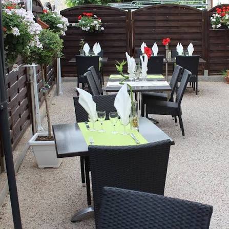 Fonds de commerce, restauration 200 m² Mirebeau-sur-Bèze

📍 Localisation : Situé dans un village de Bourgogne, à proximité des sites touristiques de la région (Bèze, Dijon, route des vins…) vous retrouverez ce fonds de commerce de restauration traditionnelle à la conquête de repreneur. 

📦 Caractéristiques : La salle a une capacité de 30 couverts et 30 supplémentaires sont possibles à l'extérieur l'été sur la terrasse. Décoration récente, cuisine bien équipée avec du matériel très récent et entretenu.  Tout reste, vous n’avez plus qu’à vous installer. Faible loyer. 

🍽️ Clientèle : locale et touristique. 

Pour toutes questions ou visites merci de me contacter par e-mail. 

Surface : 200 m²

Consommation énergie primaire : 596 kWh/m²/an
Consommation énergie finale : Non communiqué

Montant estimé des dépenses annuelles d'énergie pour un usage standard : entre 6 572 € et 6 572 € par an. Prix moyens des énergies indexés sur l'année 2022 (abonnements compris)