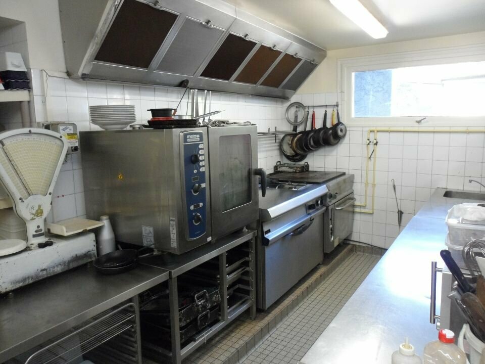 Situé dans une commune dynamique de 1 340 habitants, à mi-chemin entre Rennes et Vannes, cet établissement bénéficie d'un environnement attractif avec de nombreux commerces de proximité (bar-tabac, boulangerie, supermarché...) et services essentiels (pharmacie, maison de santé, poste, écoles...). Une médiathèque est en construction (ouverture prévue en mars 2026), elle comprendra un amphithéâtre et une salle de conférence.

Reprise d'activité pour cause de départ à la retraite. L'hôtel-restaurant est actuellement en activité, ouvert à l'année. La vente comprend :
- Le fonds de commerce et les murs,
- Le matériel professionnel,
- La licence IV,
- Un portefeuille client fidèle.

Conforme aux normes en vigueur, le dernier contrôle de sécurité date d'avril 2024. L'établissement est bien entretenu, par exemple les chambres sont refaites tous les 6 ans.

L'établissement comprend 9 chambres tout confort avec salles de bain et WC privatifs (partie hôtelière), un appartement avec 1 chambre, idéal en logement de fonction ou pour un projet d'hébergement complémentaire. Un grenier attenant à l'appartement peut être aménagé.
Anciennement classé 3 étoiles (jusqu'en 2024) : le classement n'a pas été renouvelé pour laisser au futur propriétaire toute liberté de choix.
Côté restauration : capacité de minimum 70 couverts, possibilité de couper la salle en 3 espaces séparés, cuisine professionnelle équipée, bar avec licence IV.

Prix de vente : 300 000€
Fonds de commerce 50 000 € et murs 250 000 € (murs indissociables du fonds)

Le prix inclut un permis de construire valide et des plans établis par un architecte, permettant de transformer l'hôtel en appartements.