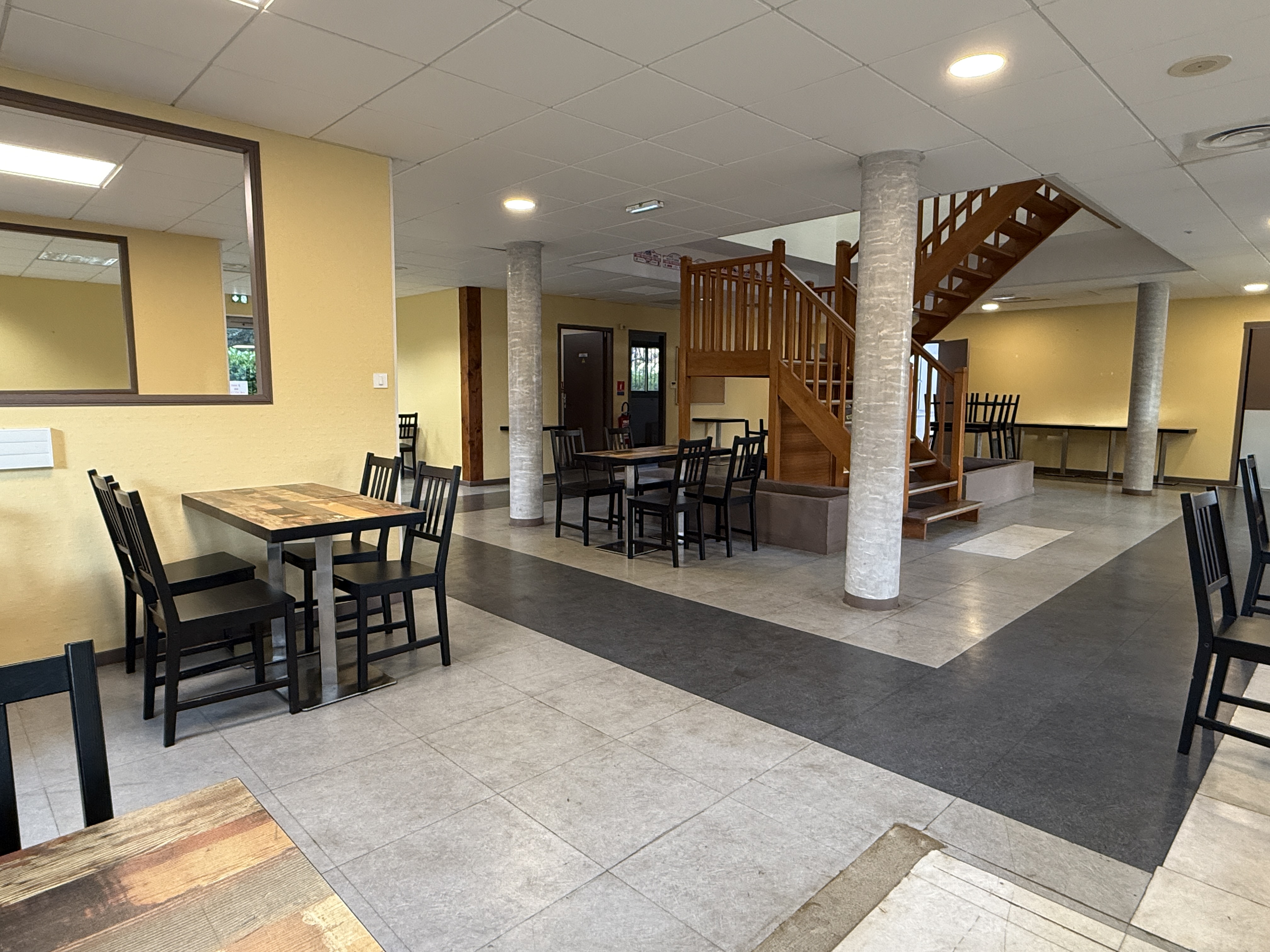 DROIT AU BAIL - PAS DE PORTE d'un Restaurant totalement équipé de 480 m² environ à CADOURS à 35 minutes de Toulouse.

Opportunité rare! Bail commercial de 9 ans incluant l'ensemble du matériel d'exploitation qui sera acquis au terme de 4 années de loyer.
Idéal pour restauration traditionnelle et événementielle.

Le restaurant est répartie sur 2 niveaux et dispose d'un parking privatif et clôturé de 25 places environ. 
Au rdc: la salle de restauration avec bar de 145 m² environ, WC PMR, cuisine totalement équipé en matériel professionnel et de nombreuses réserves (cf plan)
A l'étage de 240 m² environ: possibilité de logement de fonction ou de création d'une salle de privatisation évènementielle.

Loyer: 1600 e HT / mois
Charges: 24 e HT / mois
TF: 5588 e / an

Prix de vente 10 000 euros:
5500 e + 4500 e TTC (3750 e HT) d'honoraire charge ACQUEREUR
