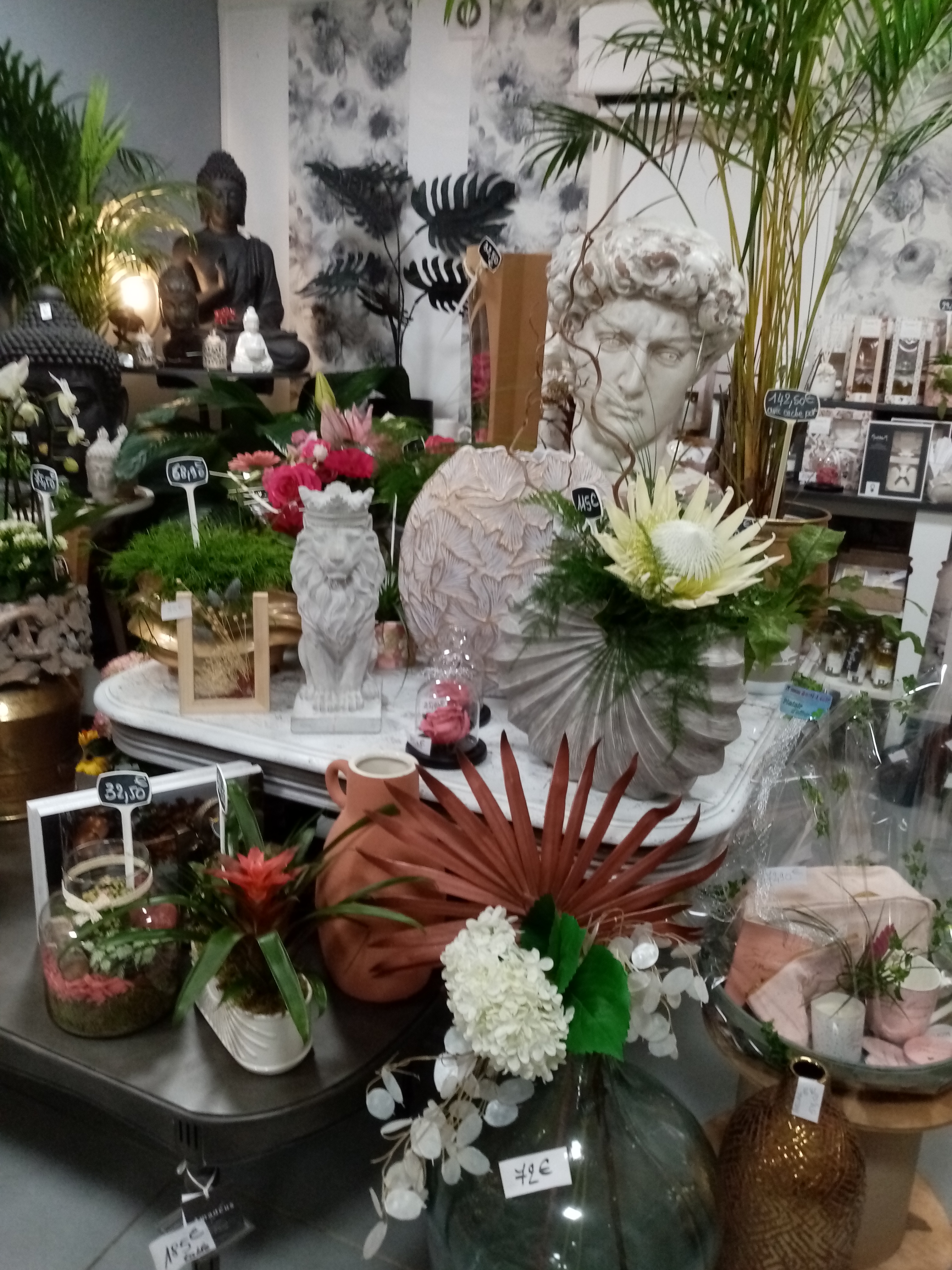 Boutique de fleurs et plantes. Décoration d'intérieur. Très belle surface de 90 M2+arrière boutique de 20m2. Deux grandes vitrines donnant sur un grand espace de trottoir, laissant une large possibilité de présenter les compositions extérieurs .
Pas de concurrence directe à moins de 15 km. Dessert une douzaine de communes au alentour. Bonne clientèle...! Je désire vendre pour prendre ma retraite.