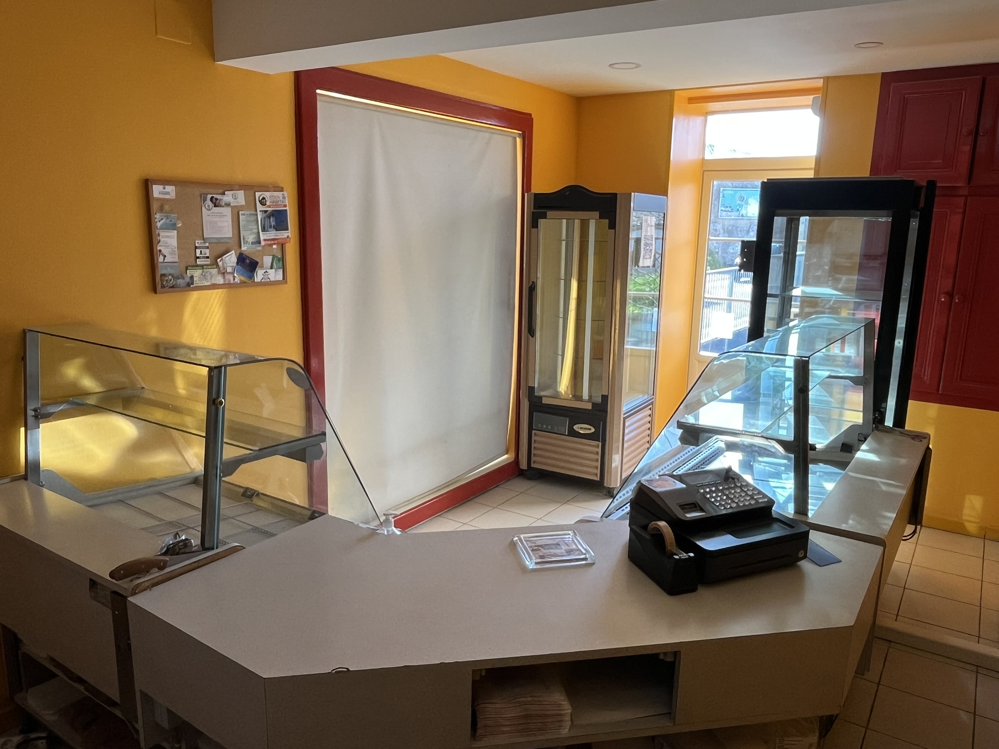 Opportunité à saisir à Meursac ! 

Boulangerie située à l'entrée du bourg  qui comprend de nombreux commerces et services (alimentation, café/bar/tabac, garage, coiffeur, école, agence postale communale, médecin, kiné, ostéopathe, infirmières, pharmacie ).

La boulangerie bénéficie d'une clientèle locale fidèle et de passage.

Local professionnel comprenant le fournil, un laboratoire, un local de stockage, wc et  l'espace boutique (avec différentes vitrines). Le matériel à disposition est composé d'un pétrin, d'une diviseuse, d'une chambre de pousse, un four (JOLIVET)...

Logement T5 attenant avec jardin privatif.

Renseignements à prendre à la mairie.