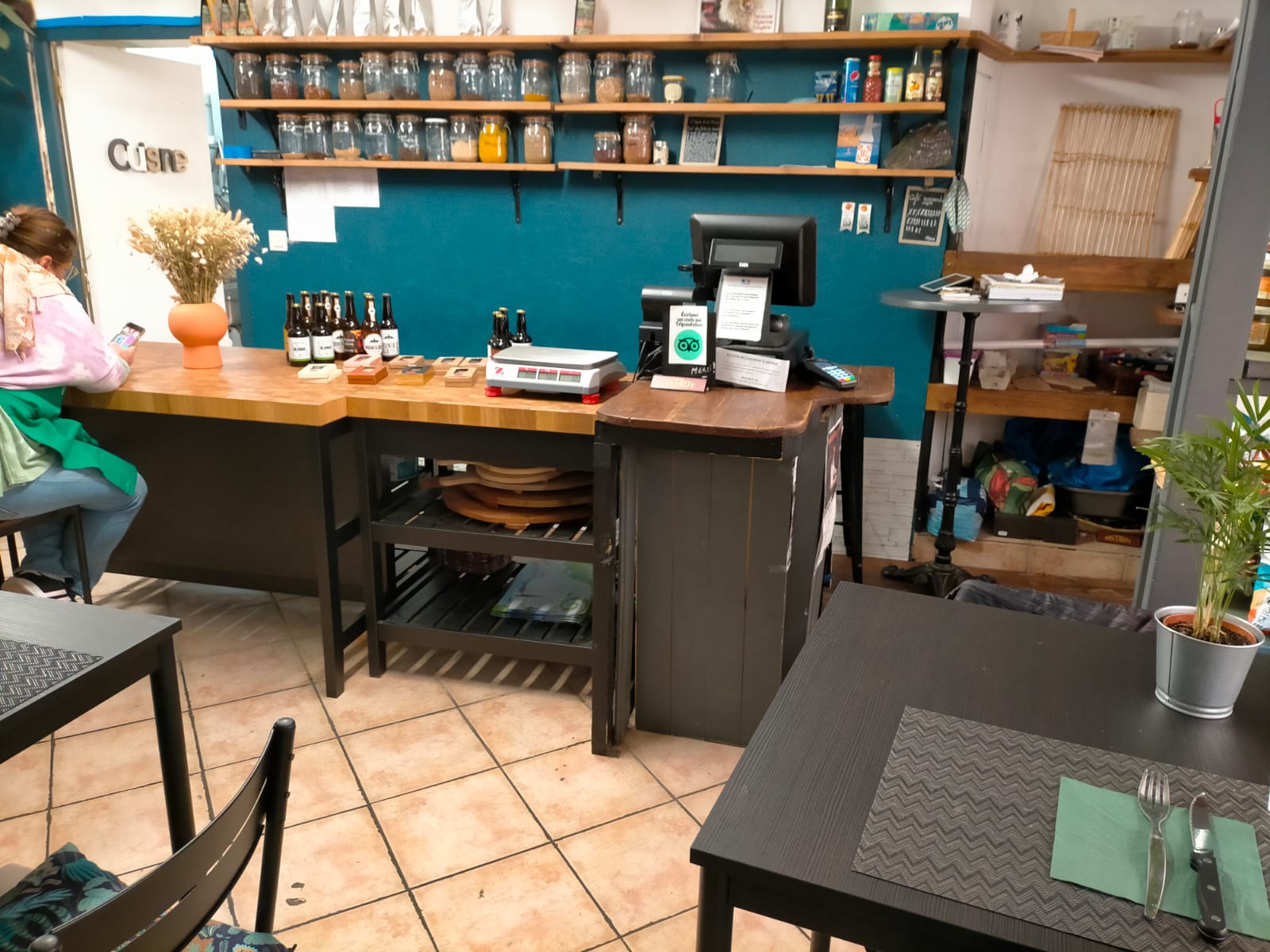 Pour raison de santé, cède fond de commerce d'un restaurant traditionnel qui est également la cantine scolaire de l'école du village.
Le restaurant bénéficie d'une bonne notoriété auprès de la clientèle locale et touristique.
Le restaurant est situé au centre du village labellisé plus beau village de France.
La capacité est de 35 couverts à l'intérieur et 25-30 couverts en terrasse.
Idéal pour couple ayant des compétences en restauration, dynamique avec le sens de l'accueil et du service.