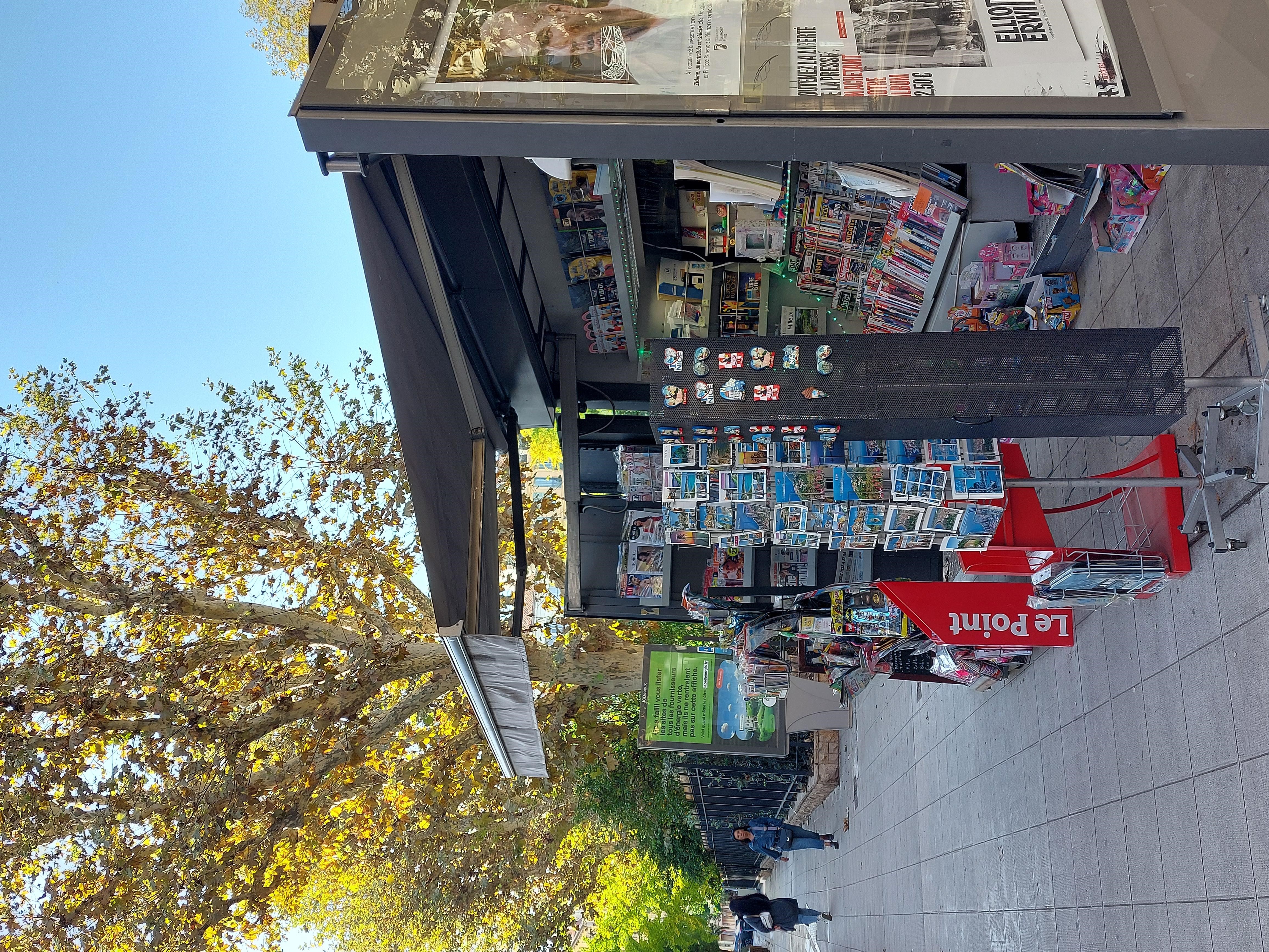 Commerçant en tant que travailleur indépendant donc non salarié (SAS, SASU, SARL, EURL, EI, micro-entreprise…), vous gérez un kiosque Place Wilson (face à La Poste) à NICE.
Le kiosque fait une superficie de 9m2 et il est positionné devant l'entrée du jardin public et à proximité d'un arrêt de bus et de la piste cyclable menant à l'avenue Jean Médecin.

Deux dossiers administratifs sont  à préparer, un pour la partie “presse” (Dépôt de presse SEC) et un pour “la Française des Jeux/FDJ”; pour avoir les validations de ces 2 entités, prévoyez 2 mois minimum avant une ouverture (avec les jeux). Les formations sont également obligatoires.

Les activités (vos revenus proviendront des commissions de ces activités):

Presse nationale(23%) et régionale(14%)
Les jeux de la Française des jeux (FDJ): jeux de grattage, tirage (5%)
Les souvenirs, les cartes postales et cartes évènementielles
Les boissons, les glaces emballées, les confiseries, la bimbeloterie, la librairie

Les charges sont le loyer mensuel 150€ HT -Caution pour le kiosque: 540€ ; caution restituée à la fin sauf anomalies constatées.
Electricité, routeur4G ou box internet
Caisse informatisée avec logiciel intégré de presse(Strator, Bimedia, JDC…): entre 80 et 120€/mois
Assurance
Contrat renouvelé tous les 2 ans jusqu'en 2032

Ouverture 6/7.
7h/7h30 –12h30 et 16h –18 ou19h ou journée continue
Samedi matin (l’après-midi et le Dimanche si vous le souhaitez)
Vous vous adapterez au besoin de votre clientèle et de la fréquentation du quartier.

Vous disposerez de ce kiosque sans droit d’entrée, sans avoir à investir dans un pas de porte ou fonds de commerce. 

Je vous rencontrerai sur place pour vous présenter l'environnement et le kiosque.