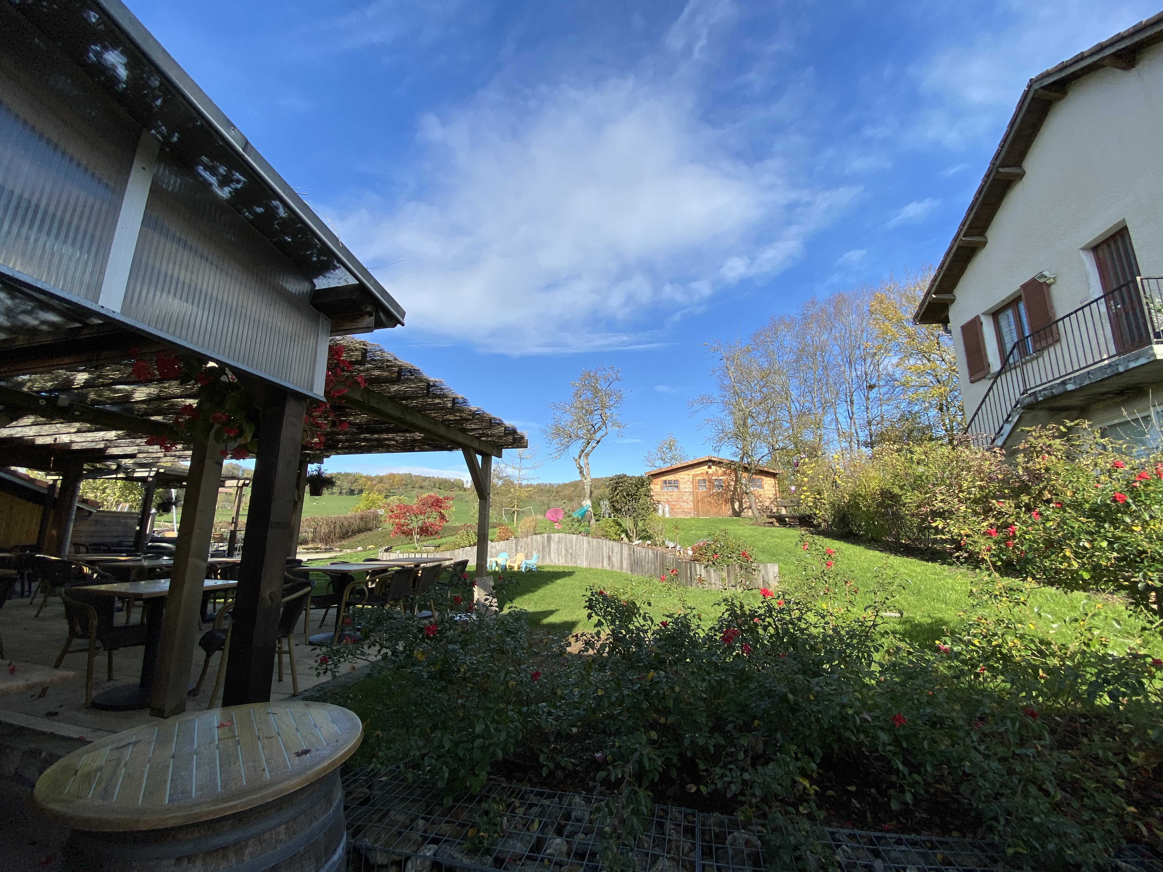 Restaurant traditionnel à They s montfort à 4 kms de la ville thermale Vittel avec toutes les commodités.. affaire saine  sans travaux à prévoir.. négociable dans la limite du raisonnable…murs et fond..