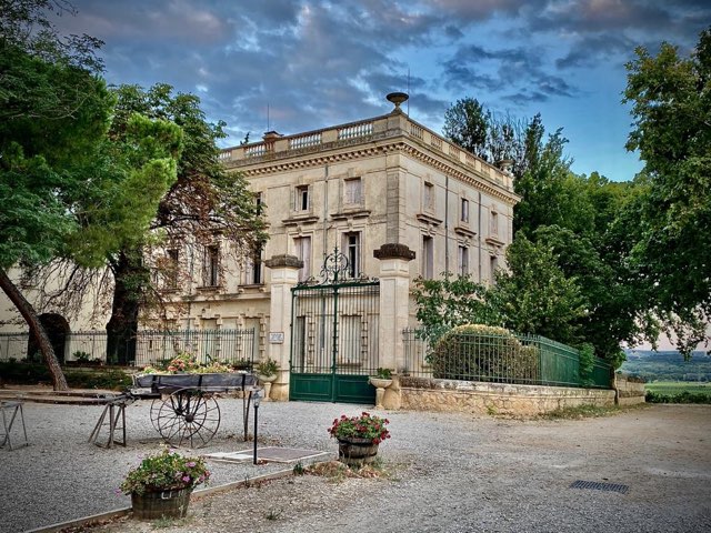 Entre mer et Cévennes, cadre somptueux en arrière-pays (lacs, cirques). Magnifique terrasse ombragée (350m2) de 80 places assises, très belle salle intérieure (180m2) de 50 places. Entièrement rénové, conformités :
OK, matériel récent. Affaire à grand potentiel (traiteur, caristes, clientèle étrangère en été, évènementiel... non exploités). Loyer : 16.000€ TTC par an. Parking gratuit. Idéal couple. Cède cause santé.