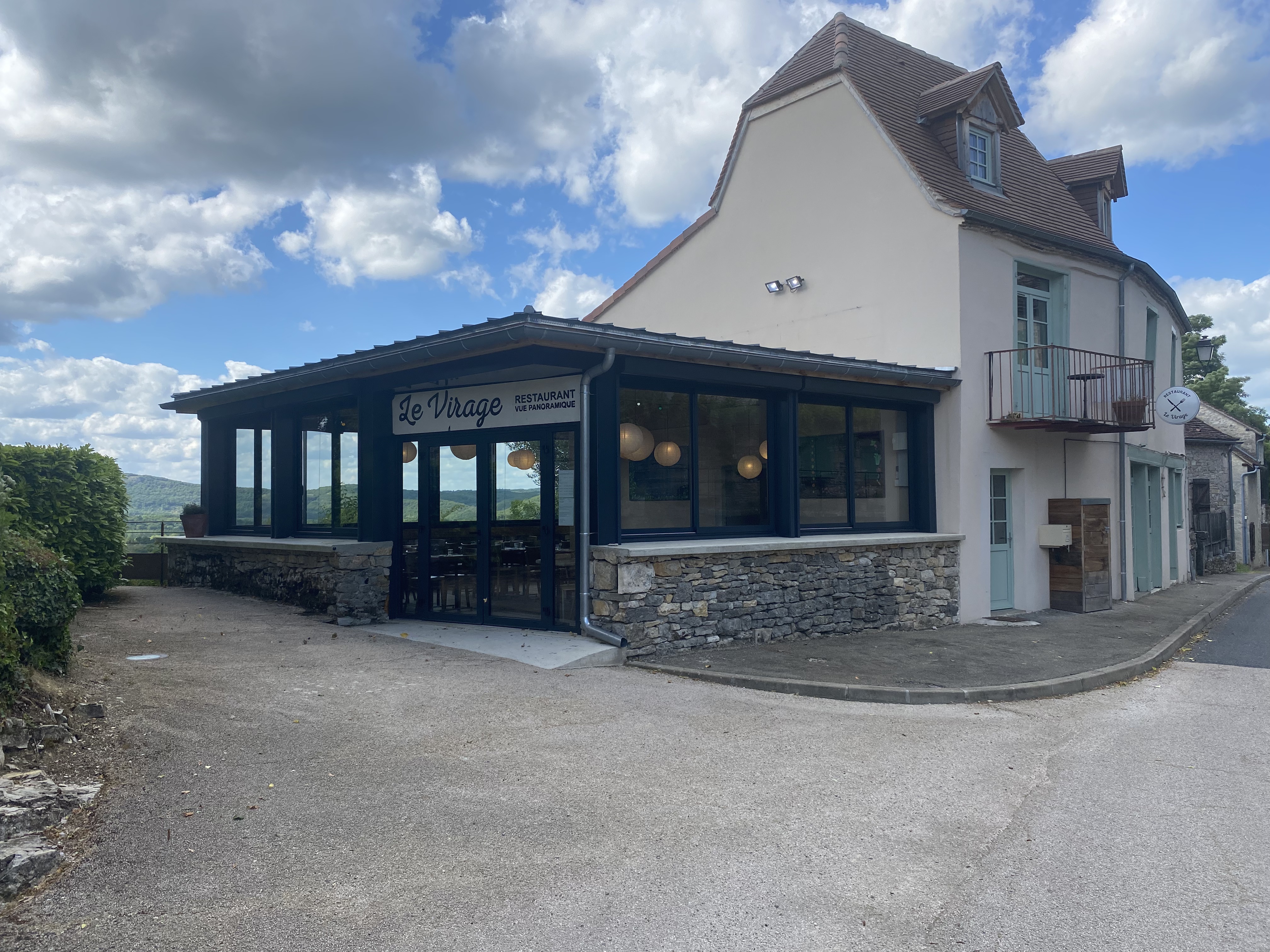 Murs immobiliers et Fonds de commerce au cœur de la Vallée de la Dordogne
L'ensemble immobilier et commercial du restaurant « Le Virage », un outil de travail d’exception, entièrement rénové et idéalement dimensionné pour un projet de vie ou un investissement stratégique est proposé à la vente.

Un emplacement touristique et stratégique de premier choix bâti sur la falaise de la commune de Montvalent (Lot), le restaurant offre un panorama exceptionnel sur la Vallée de la Dordogne. Situé au carrefour des plus grands sites touristiques d'Occitanie au sein du territoire dynamique de Cauvaldor, l’établissement bénéficie d’une visibilité optimale et d'un flux de fréquentation majeur, à seulement quelques minutes : de la cité médiévale de Rocamadour , du Gouffre de Padirac ,des villages classés de Martel et Autoire L'établissement capte une clientèle mixte :locale,  touristes de séjour, clientèle de passage sur un axe routier fréquenté, et clientèle locale fidèle.

Descriptif des actifs et des installations (150 m² privatifs)
L'ensemble immobilier se distingue par la qualité de son bâti et ses équipements professionnels, ne nécessitant aucun investissement structurel immédiat.
Espace Restauration (60 m²) : Une salle principale lumineuse, à l'agencement soigné et contemporain.
Terrasse Verrière Panoramique (50 m²) : Une magnifique structure couverte offrant une vue imprenable, louée à la mairie pour un montant  de 400 € / mois.
Cuisine professionnelle & Réserve (15 m²) : Un outil de travail d'une propreté irréprochable et entièrement équipé (Four connecté Rational iCombi Pro, piano de cuisson performant, grill, armoires réfrigérées, conformité totale aux normes d'hygiène).
Appartement de Fonction (60 m²) : Situé à l'étage sous combles, cet espace privé a été intégralement rénové avec goût , idéal pour un logement de fonction immédiat.

Rénovation du Bâti : La toiture en tuiles traditionnelles entièrement refaite à neuf 
Licence IV : L'établissement est cédé avec sa Licence IV, un actif stratégique rare permettant de développer immédiatement une activité de bar/brasserie.

Un potentiel de développement exceptionnel à l’année
Actuellement, le restaurant fonctionne sur un modèle strictement saisonnier, ouvert seulement 3 mois par an (du 15 juin au 15 septembre) et géré en famille. Malgré cette période d'ouverture très restreinte, l'établissement génère un chiffre d'affaires de référence de 120K €.Le levier de croissance est immédiat : la configuration des lieux (verrière isolée, cuisine, appartement sur place) est parfaitement calibrée pour une exploitation à l'année ou sur une saison élargie (avril à octobre), permettant de capter le dynamisme économique permanent de Cauvaldor.

Modalités de la cession
Le propriétaire privilégie une cession globale indissociable :
Les murs commerciaux et d’habitation (détenus via une SCI) : 150K€
Le fonds de commerce et son matériel d’exploitation (détenu via une SAS): 30K€