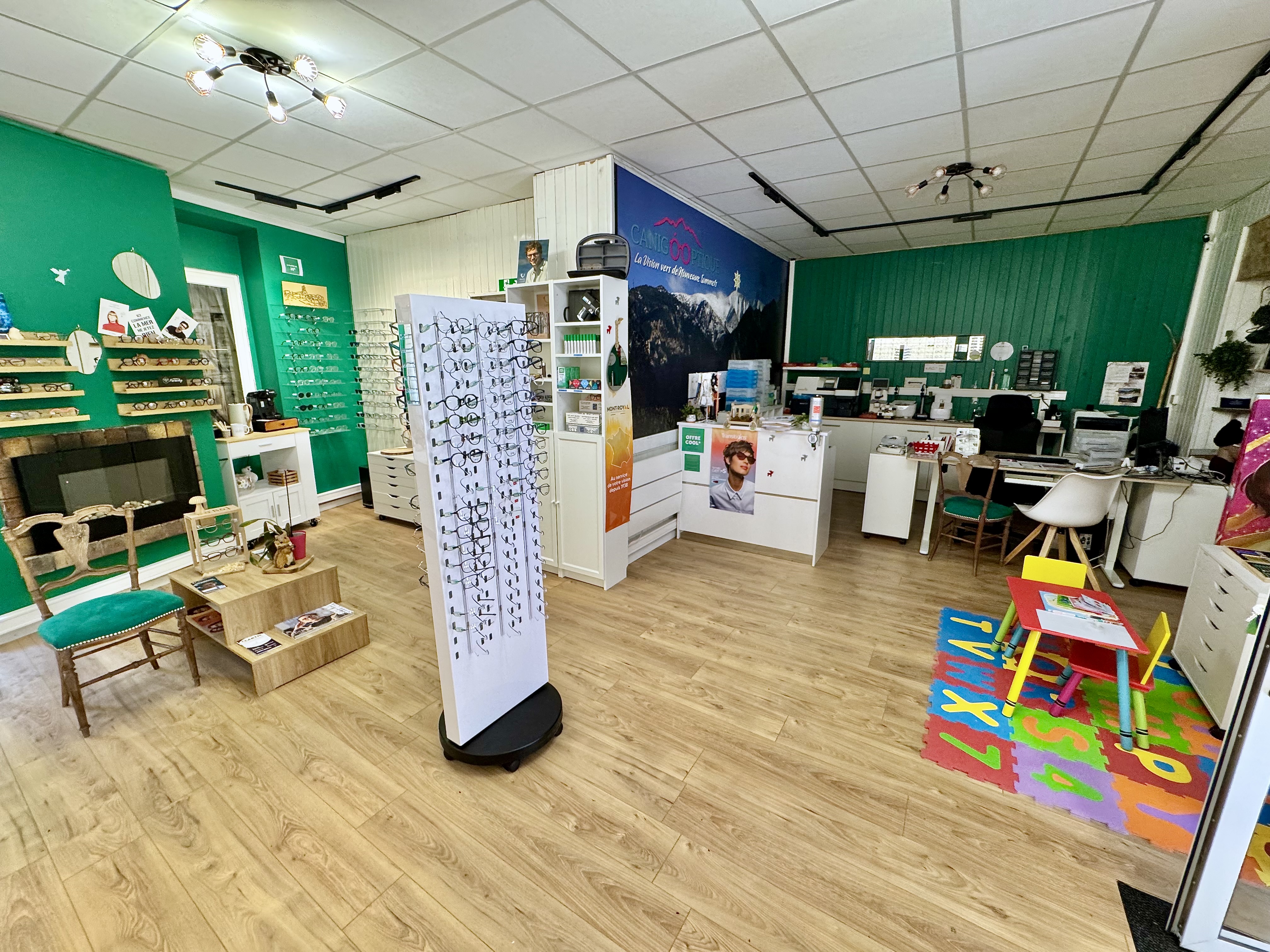 Opportunité rare : cession d'un fonds de commerce d'optique récent, entièrement équipé, situé à Vernet-les-Bains (Pyrénées-Orientales), avec un fourgon professionnel aménagé permettant de développer une activité itinérante en milieu rural.
Créé le 16 juin 2025, le magasin a dû cesser son activité en avril 2026 pour raisons de santé. L'ensemble est proposé clé en main, prêt à être exploité immédiatement.
Le magasin
•	Local commercial d'environ 55 m².
•	Vitrine d'environ 2 mètres linéaires
•	Bail commercial neuf lors de la cession.
•	Loyer mensuel : 675 €.
•	Salle d'examen entièrement équipée.
•	Présentation possible de 450 montures (enfants, solaires, 100 % Santé et grandes marques).
•	Plus de 10 marques référencées.
•	Environ 120 clients déjà fidélisés.
Le fourgon professionnel
Le fourgon est entièrement aménagé pour réaliser toutes les prestations d'optique en itinérance.
•	Environ 100 000 km.
•	Salle d'examen complète intégrée.
•	Idéal pour desservir les communes rurales et développer une clientèle de proximité.
Matériel inclus
Le magasin et le fourgon sont vendus avec un équipement récent comprenant notamment :
•	1 meuleuse automatique,
•	2 meuleuses manuelles,
•	1 taille-verres,
•	2 salles d'examen (magasin et fourgon),
•	1 écran de projection,
•	ainsi que l'ensemble du matériel nécessaire à l'exploitation.
Activité
•	Commerce indépendant (aucune redevance d'enseigne).
•	Ticket moyen : 400 €.
•	Chiffre d'affaires réalisé depuis la création : 70 000 € malgré une période d'exploitation limitée.
•	Important potentiel de développement grâce à la clientèle locale et à l'activité itinérante.
Horaires pratiqués :
•	Lundi : 14 h 00 – 18 h 30
•	Mardi, mercredi et vendredi : 9 h 30 – 12 h 00 / 14 h 00 – 18 h 30
•	Jeudi : tournée sur les villages environnants avec le fourgon
•	Samedi : 9 h 00 – 12 h 30
Conditions de cession
•	Fonds de commerce et matériel : 120 000 €
•	Fourgon professionnel entièrement équipé : 30 000 €
Possibilité d'acquérir également les murs
Les murs commerciaux sont proposés à la vente pour 65 000 € et comprennent :
•	le local commercial,
•	un appartement restant à terminer de rénover.
Diplôme requis : BTS Opticien-Lunetier (ou qualification permettant l'exploitation de l'activité).
Une belle opportunité pour un opticien souhaitant s'installer rapidement avec un outil de travail complet, moderne et immédiatement opérationnel, tout en bénéficiant d'un fort potentiel de développement sur un secteur à faible concurrence.