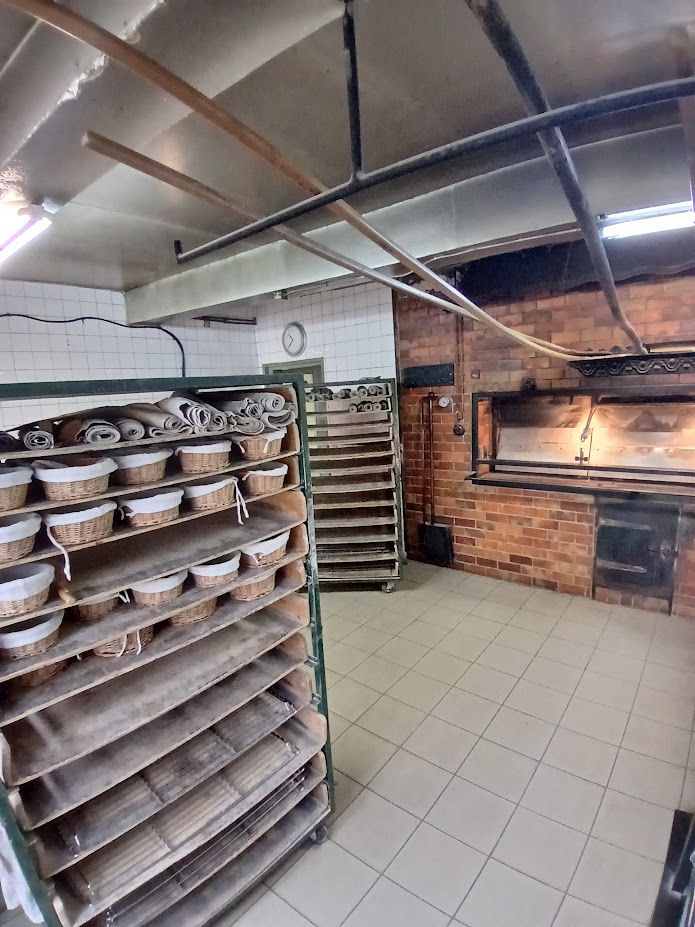 Nous tenons une boulangerie et épicerie biologique depuis plus de vingt ans dans un charmant petit village du sud-ouest où nous avons fidélisé une clientèle qui ne cesse de grandir.
Afin de prendre notre retraite, nous souhaiterions transmettre notre savoir-faire pour que notre boutique poursuive son chemin tout en gardant la même éthique.
Il s'agit d'un magasin attenant au fournil avec son four à bois d'une superficie totale d'environ 100m2.
A l'étage, un vaste appartement cossu et confortable entièrement rénové sur 2 étages.