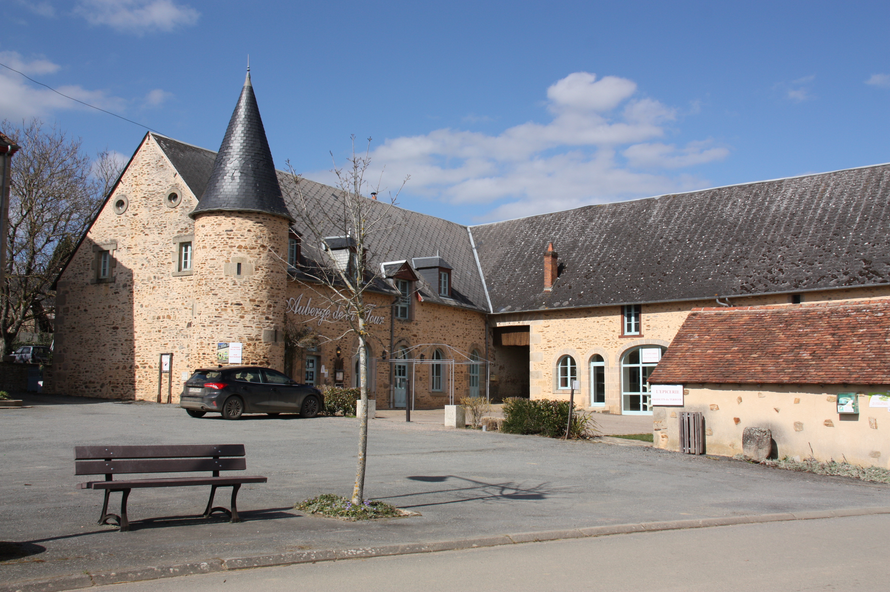 Auberge, située dans un bourg d'une commune au nord de la Creuse, aux portes du Berry, de la vallée noire, sur l'axe routier 940, à 18km de la Châtre et 30km de Guéret.
Dispose :
- d'un bar et salle de restauration de 60 places, (120m²)
 - d'une terrasse non couverte de 60 places,
-  d'un parking,
 L'auberge assure le relais Poste.
 Licence IV mise à disposition par la Mairie,
Possibilité de reprise du mobilier au gérant sortant.

 Travaux en cours pour optimiser les espaces

Début d'activité possible début 2026
